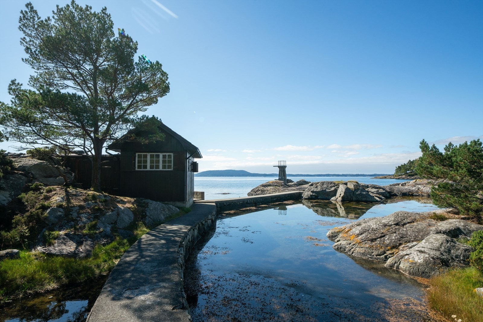 Flott opparbeidet tilkomst til badehuset og stupetårn. Galleribilde