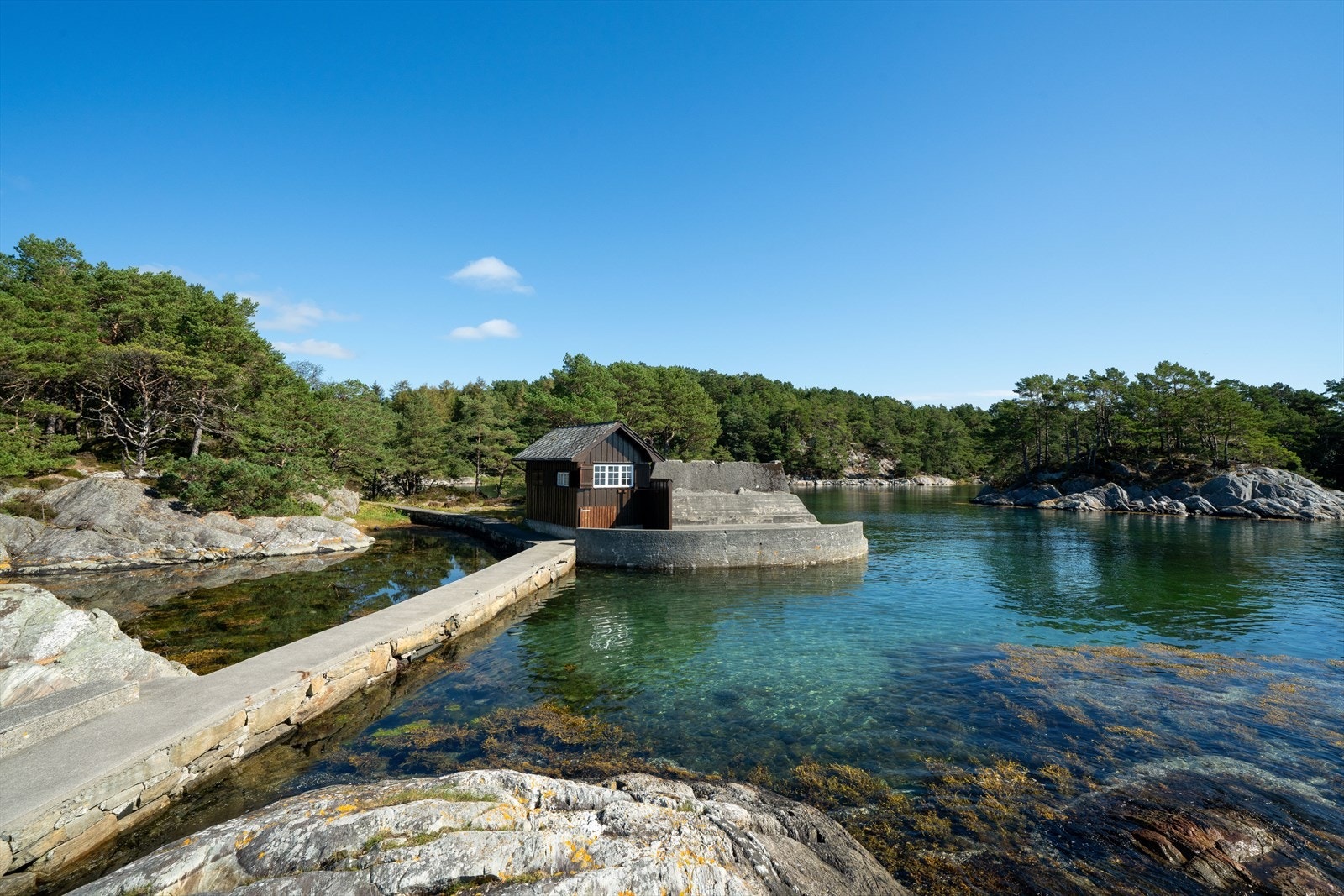Selve badehuset hvor gangsti til stupetårnet deler stranden i to. Galleribilde