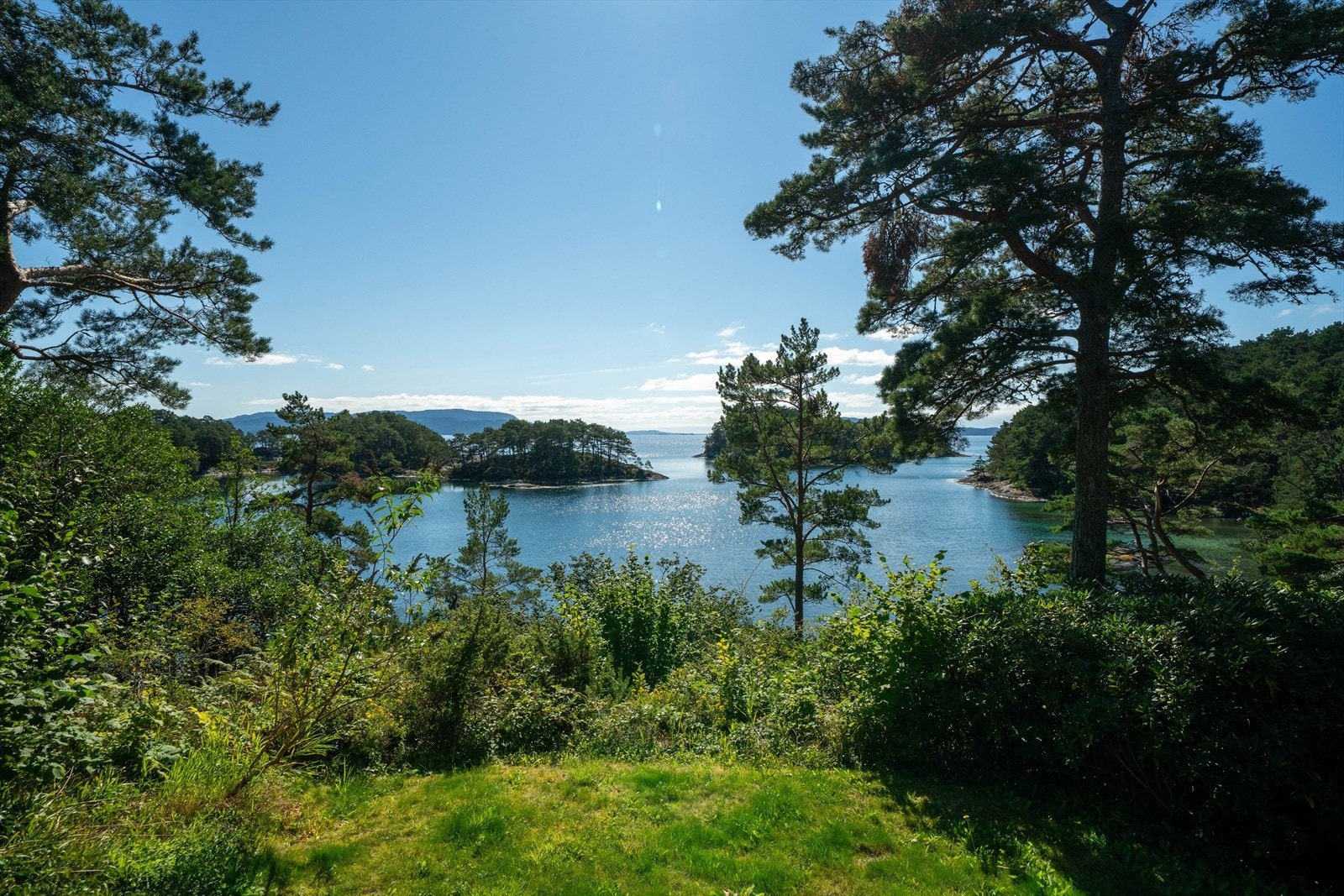 Utsikt fra Fjøset ut over Kobbavågen mot Bjørnafjorden. Galleribilde
