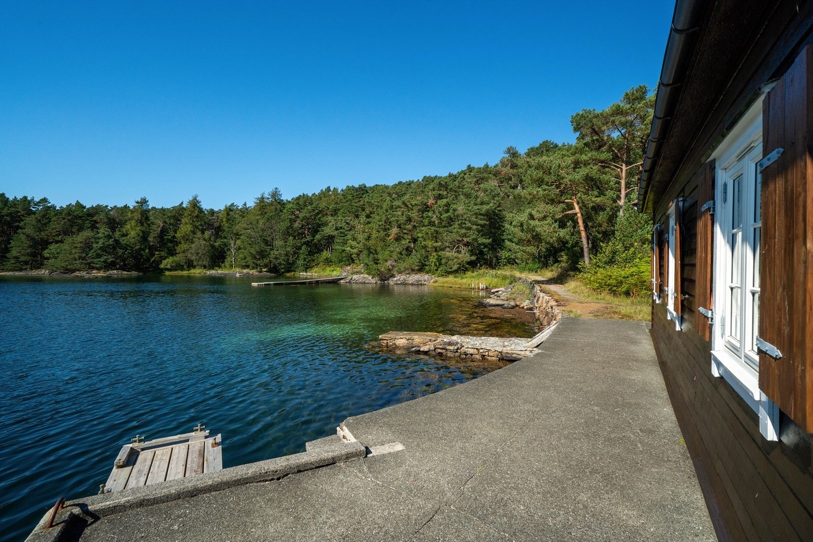 Sjølinjen mot vest langs verkstedet. Galleribilde