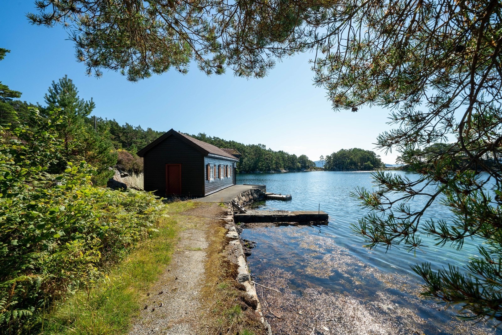 Gangsti ut til verkstedet og naust. Sett mot syd. Galleribilde