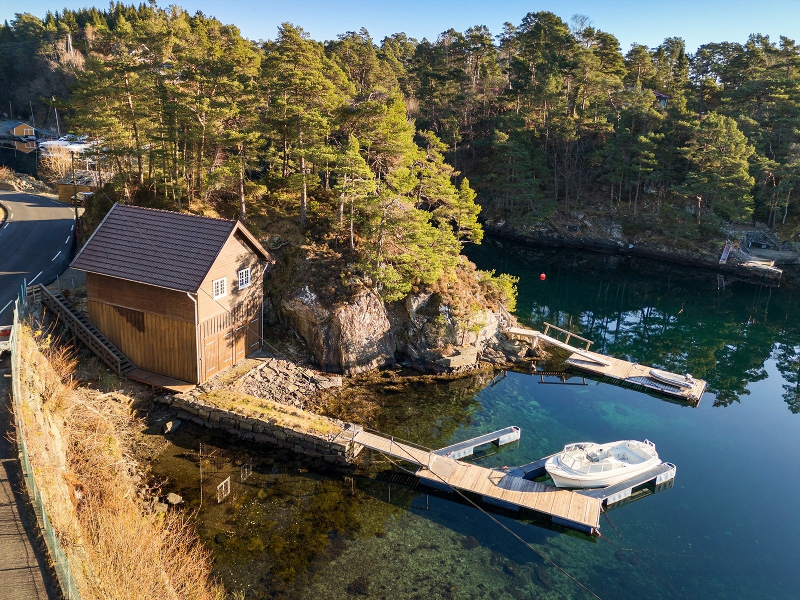 Garasjen og bryggen i Lepsøyvegen. Galleribilde