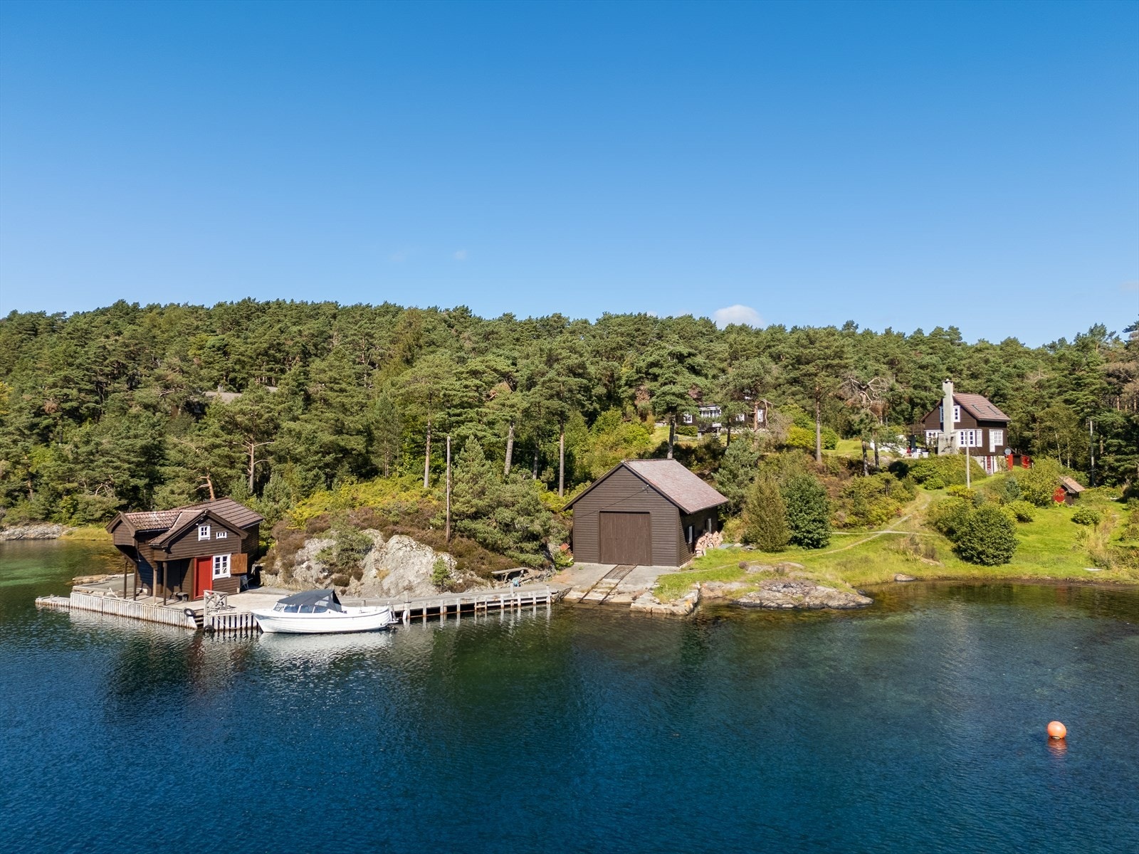 Deler av sjølinjen og badestrender med tilknyttning til bebyggelsen. Galleribilde