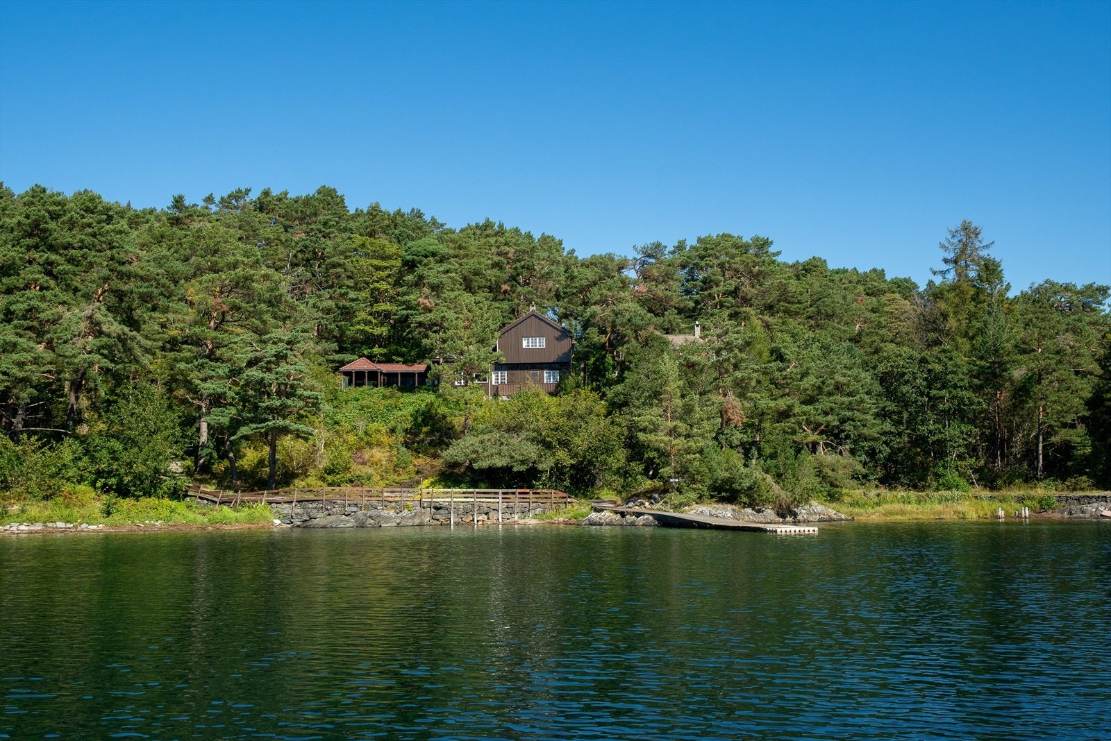 Hovedhuset med kai og strandlinje. Galleribilde