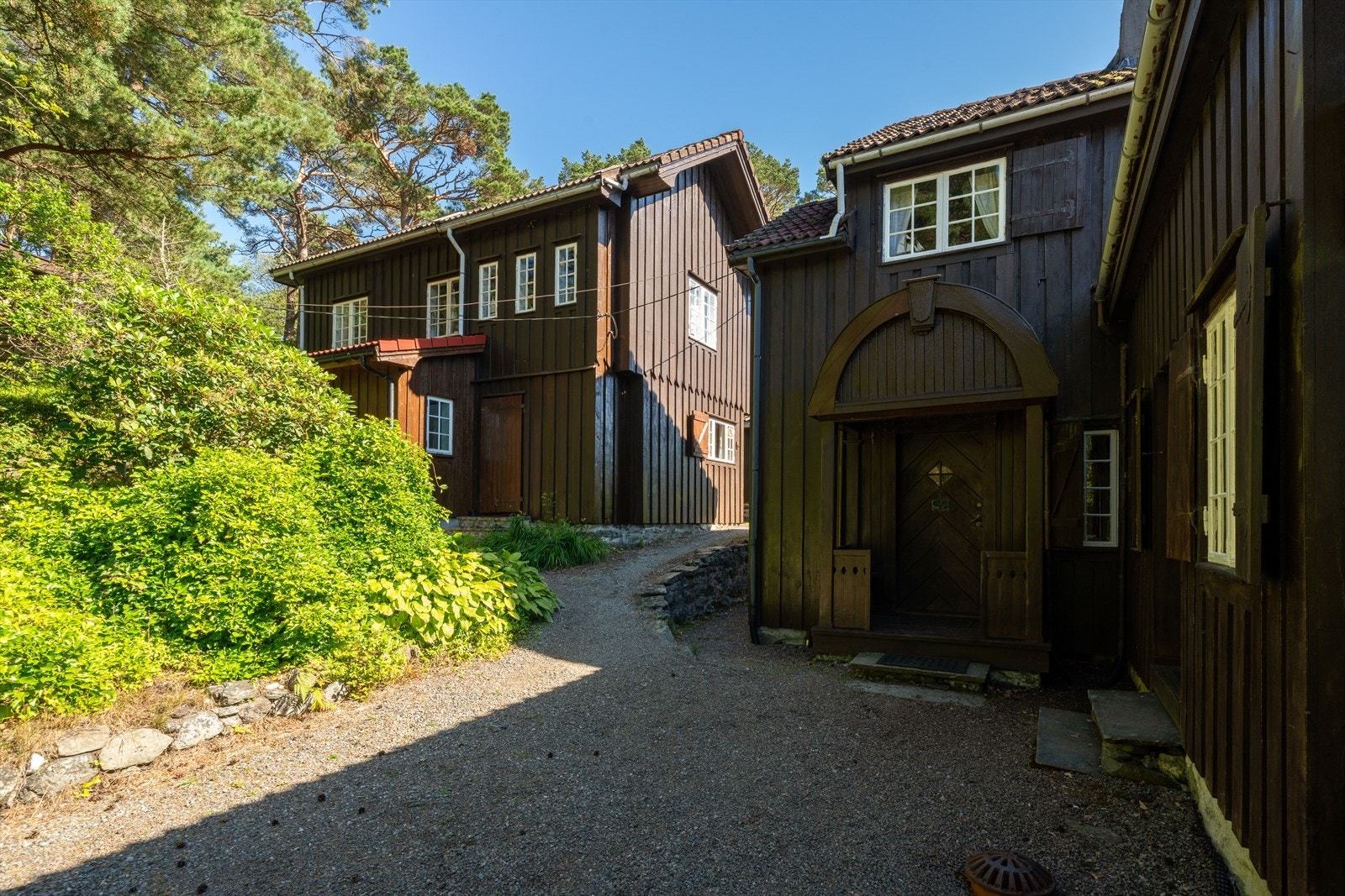 Hovedhuset til høyre og vaskehuset. Galleribilde