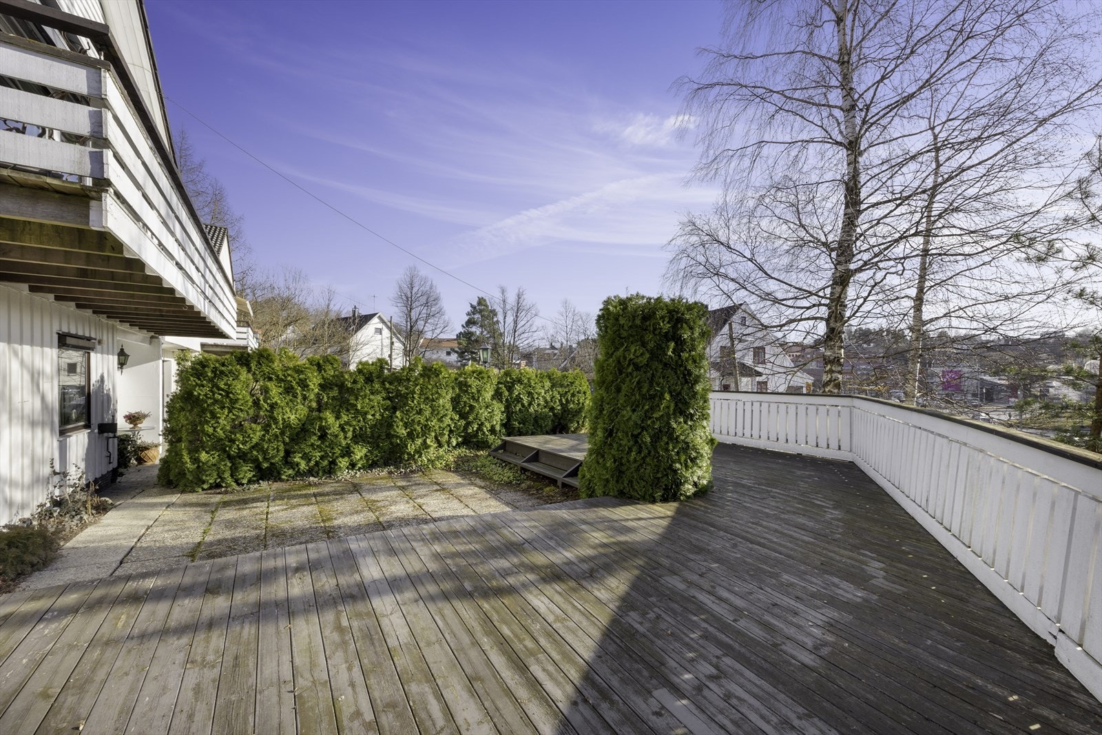 Ved inngangspartiet er det en frittliggende terrasseplatting i trekonstruksjon. Galleribilde