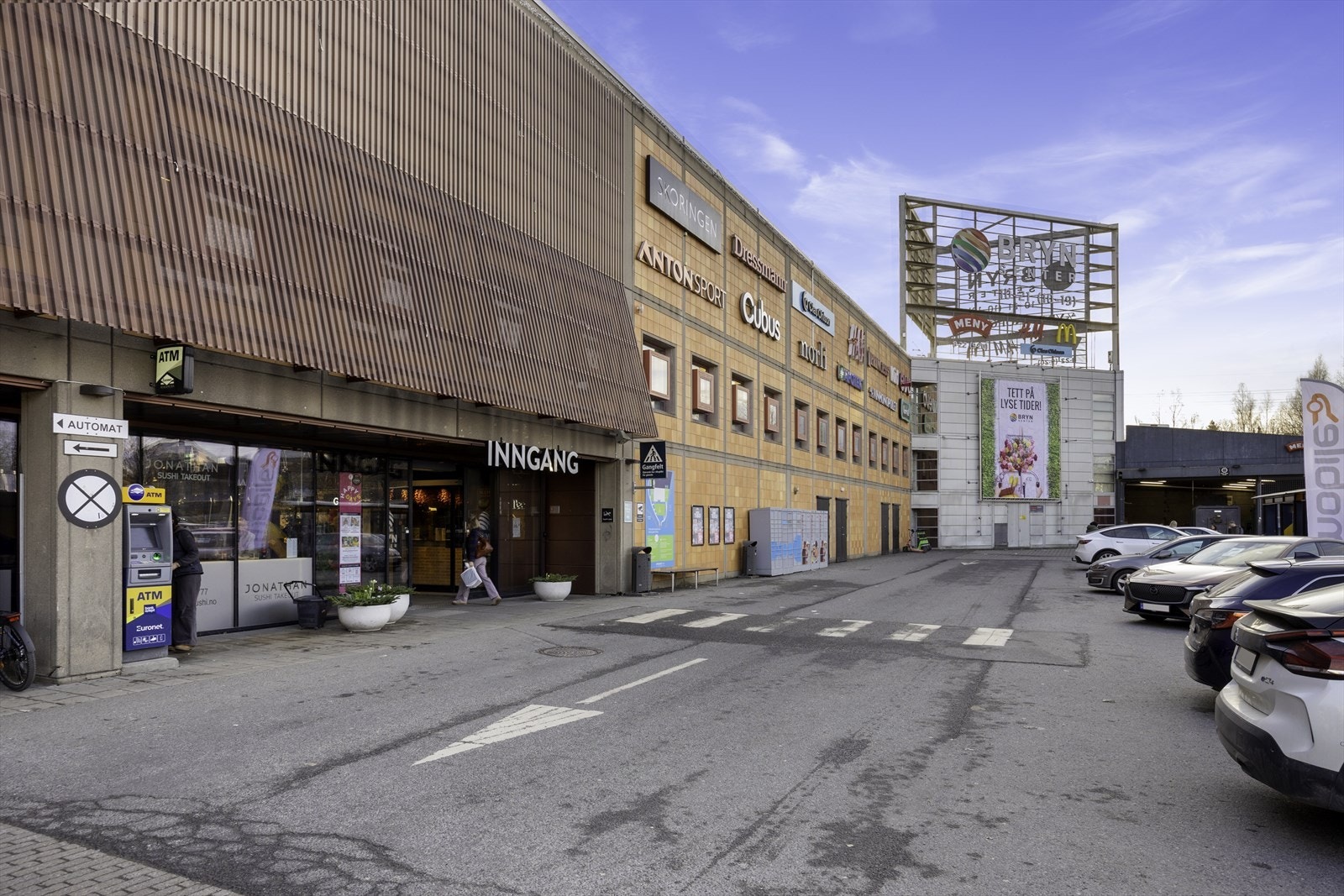 Kun 4 minutters gange til Bryn senter, som tilbyr et bredt utvalg av butikker, apotek og Meny. Galleribilde