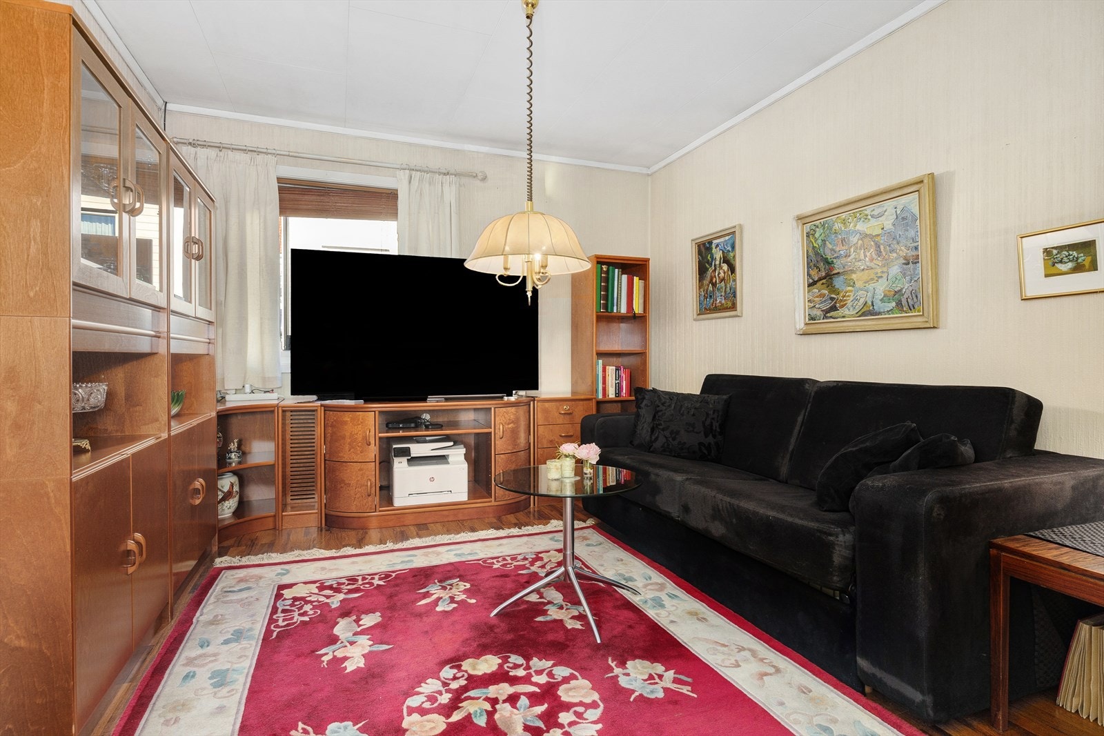I tilknytning til omkledningsrommet ligger et rom som i dag benyttes som en ekstra stue. Galleribilde