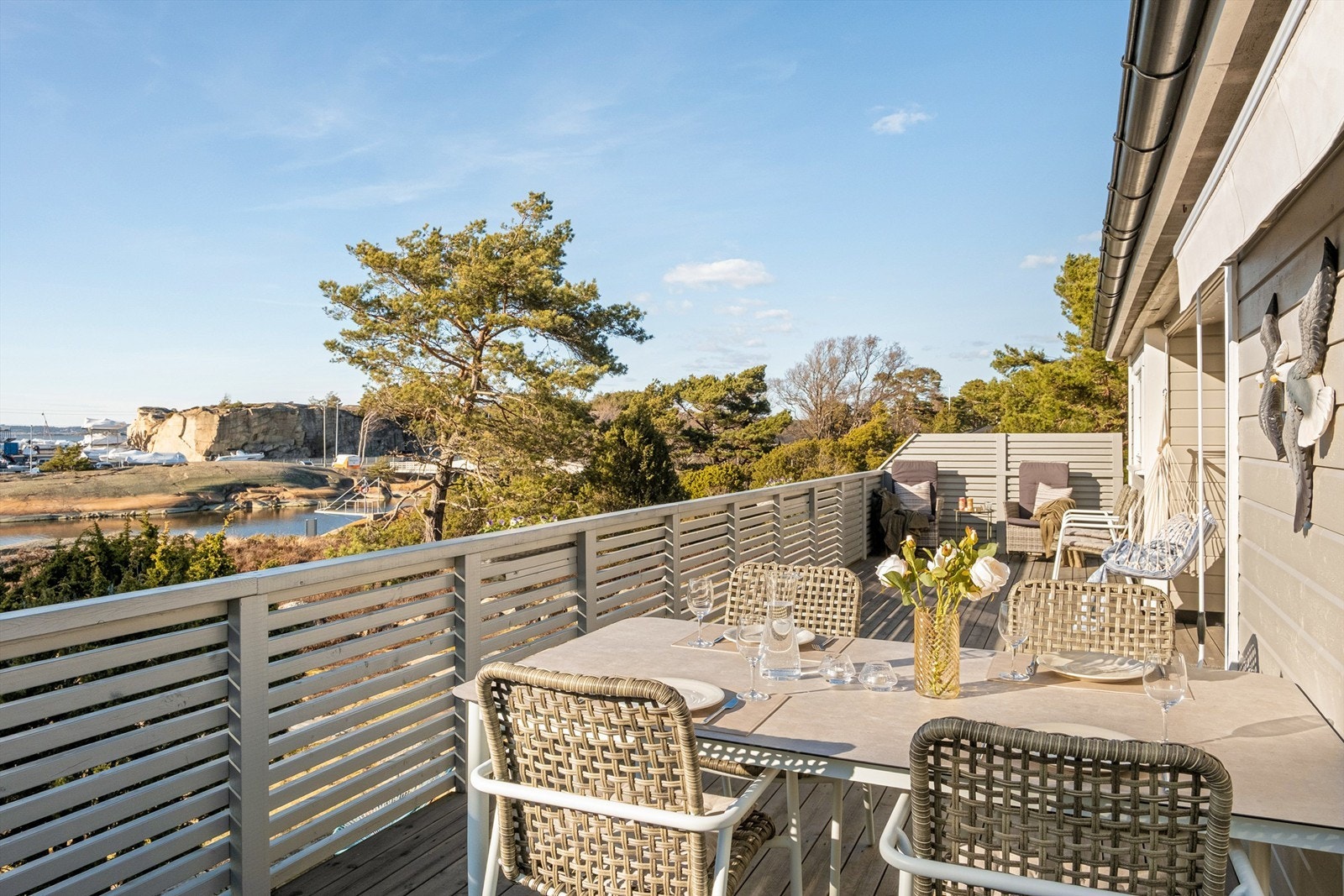 Sommerstid er kveldssolen på terrassen nærmest frem til den går ned i nord-vest. Med strandlinjen like nedenfor er du nærmest garantert duften av saltvann. Galleribilde