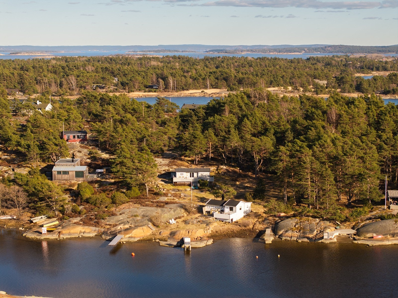Fra hytteveggen til vannkanten er det knappe 50 meter i rett luftlinje. Galleribilde