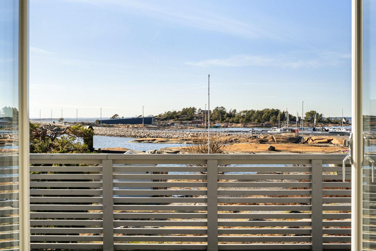 Terrassen byr på vid utsikt mot vest, til blant annet Oslofjorden med Vestfold-siden i bakgrunnen. Galleribilde
