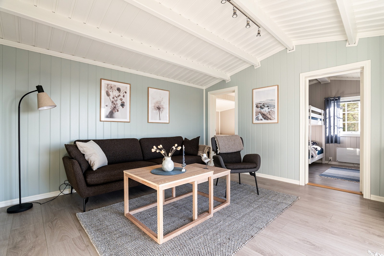 Samtidig med oppføring av tilbygg i 2017 ble hyttas indre vesentlig oppgradert, blant annet med nye overflater på gulv og vegger. Galleribilde