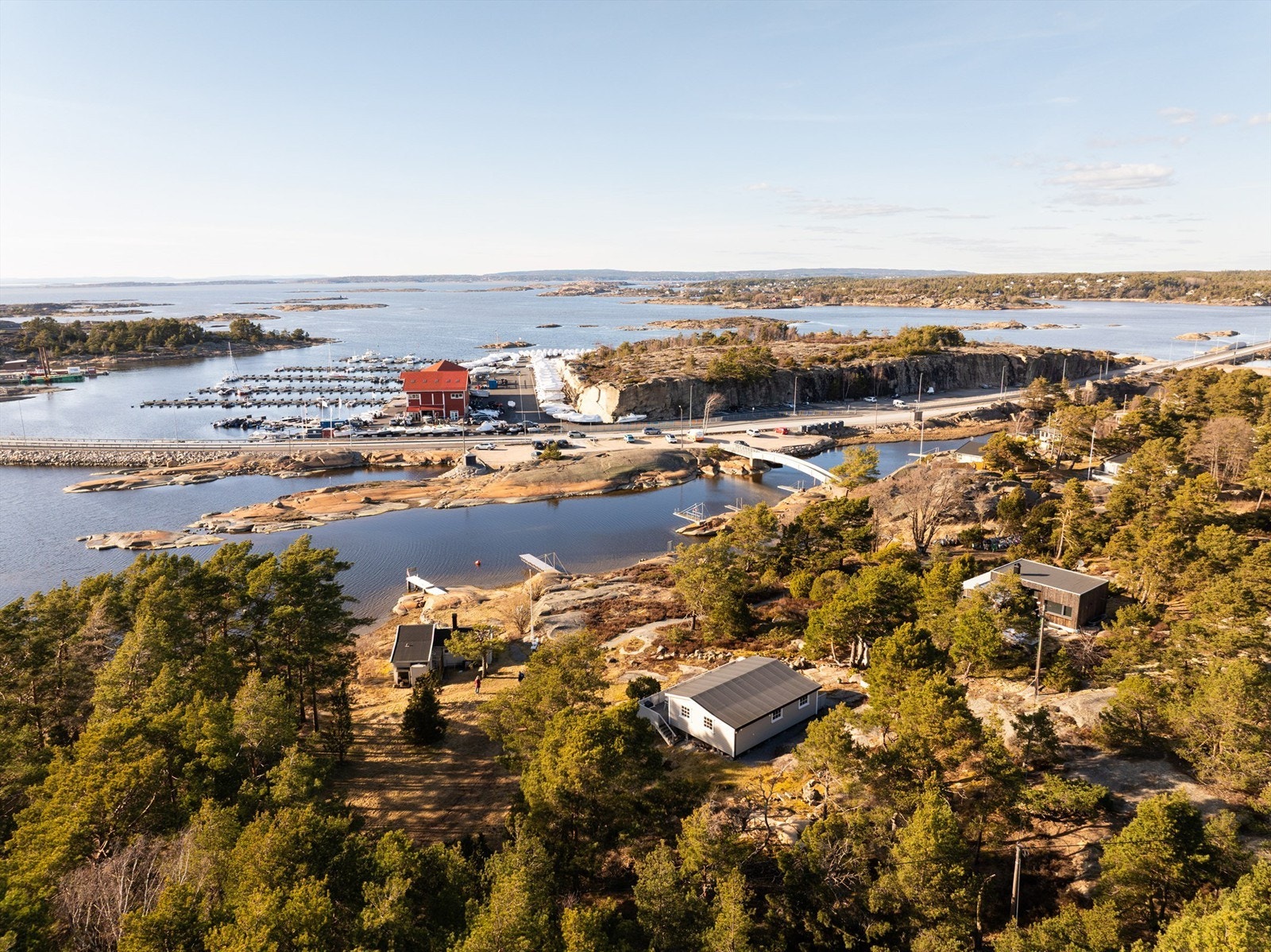 Siljeholmen er bilfri og tilgjengelig til fots over gangbro fra Stokken. Med hytta følger biloppstillingsplass leid av Siljeholmen Vel. Galleribilde