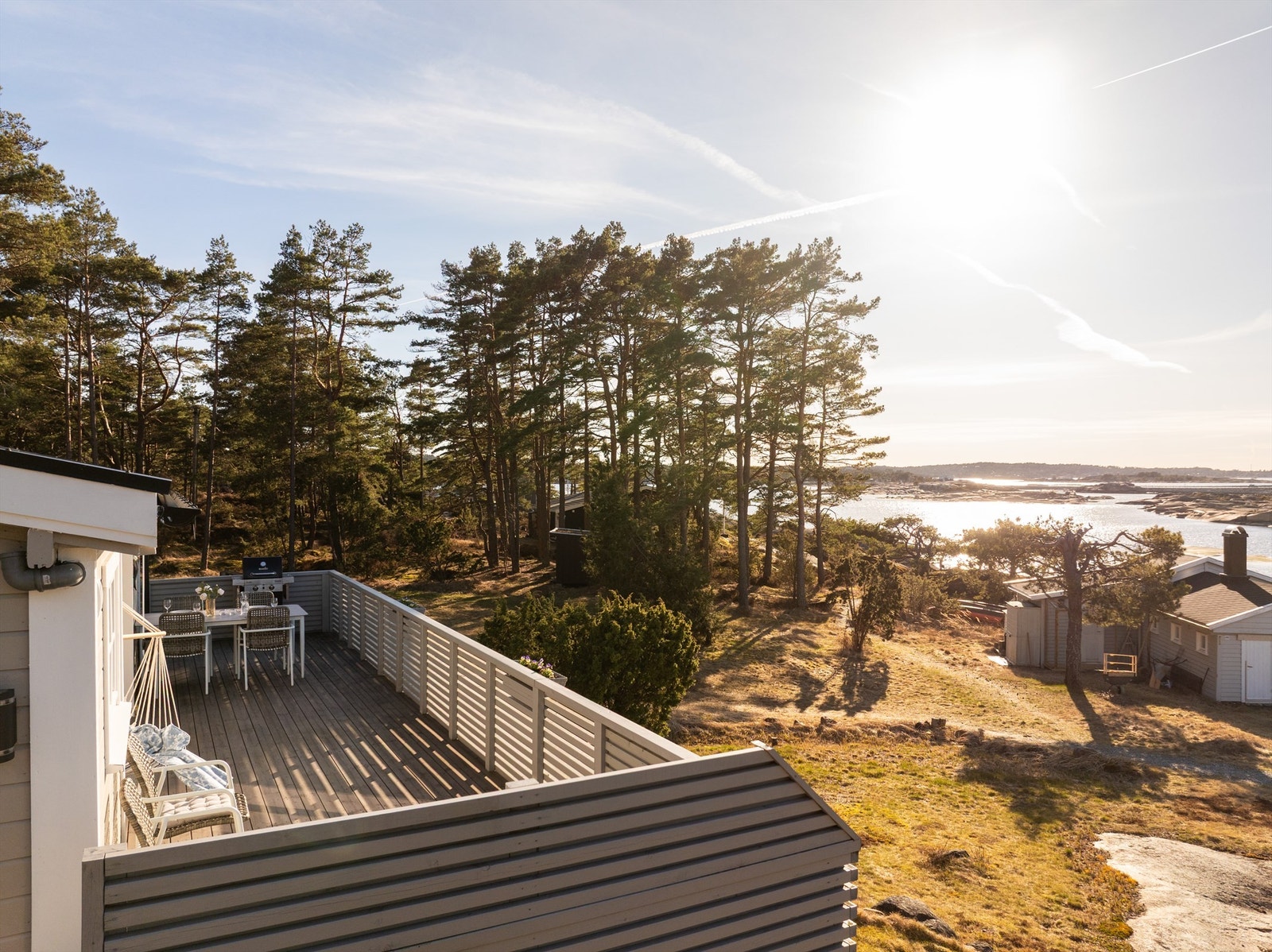 Lysningen rundt hytta åpner mot vest og ivaretar både utsikt og kveldssol. Her avbildet en sen ettermiddag tidlig i april. Galleribilde