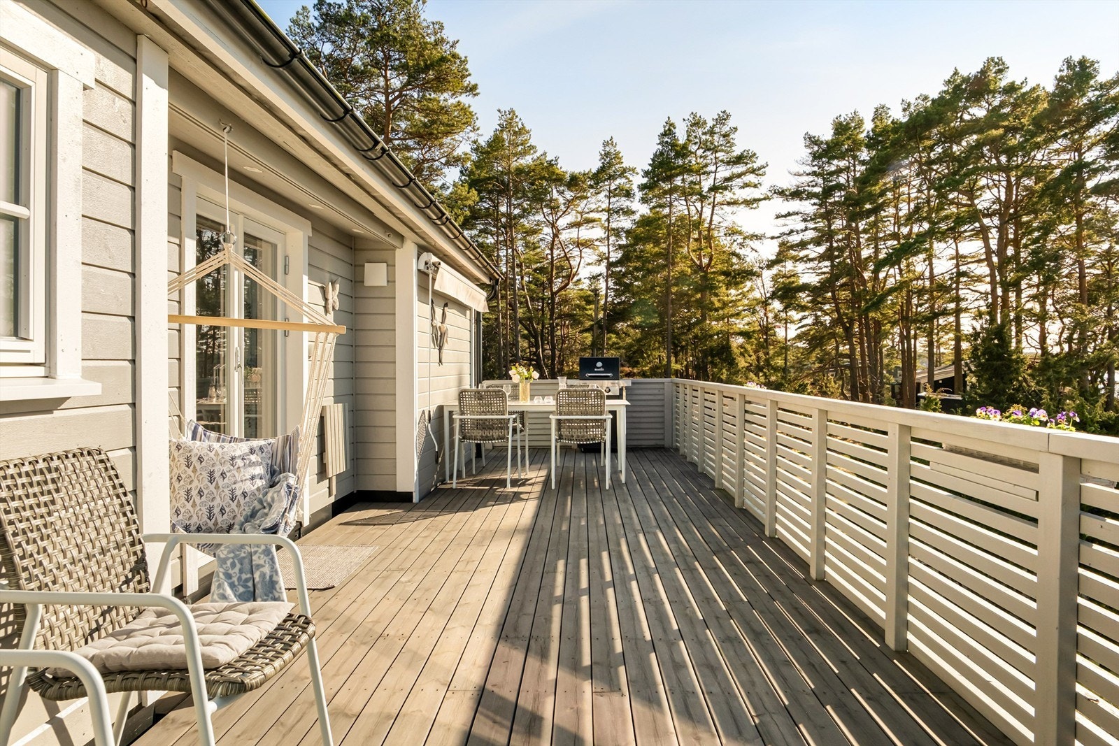 På terrassen er det i årets varme måneder sol allerede fra tidlig på dagen. Terrassen er i dag større enn hva som er angitt på bygningstegning. Galleribilde