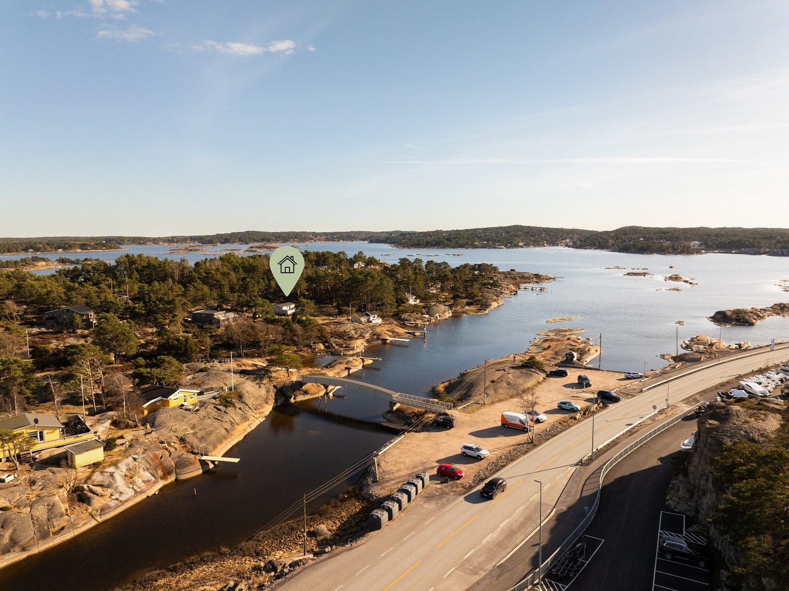 Buss mellom Oslo og Skjærhalden stopper ved Siljeholmen. Parkeringsplassen som medfølger ligger rett ved gangbroen over til Siljeholmen. Gjesteparkering skjer på andre siden av veien. Videre frem til hytta er det kun en kort rusletur. Galleribilde