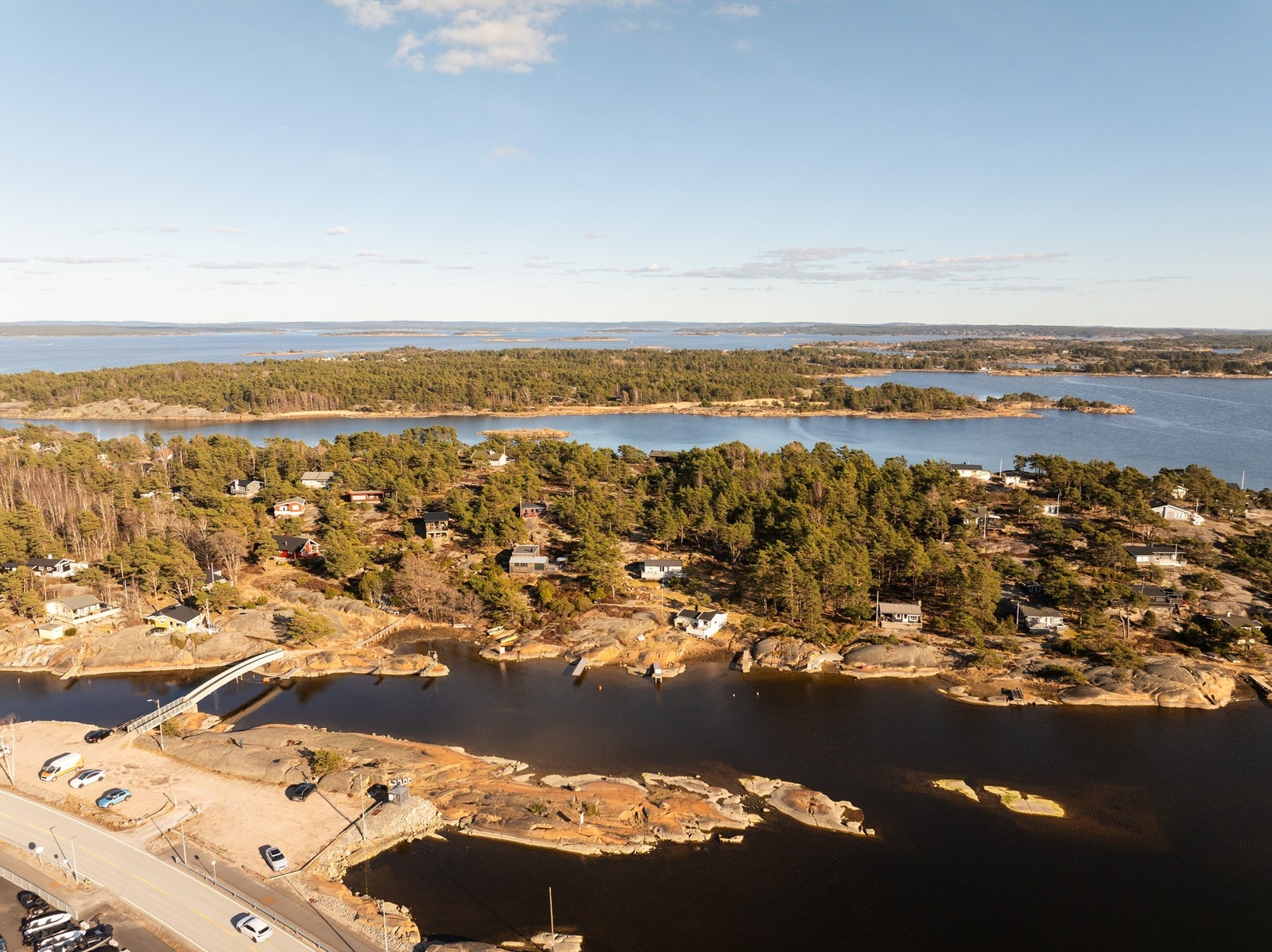 Siljeholmen med omkring 90 hytter er ofte omtalt som Hvalers tettest bebygde holme, men har til gjengjeld et ordensfylt og rolig miljø. Galleribilde