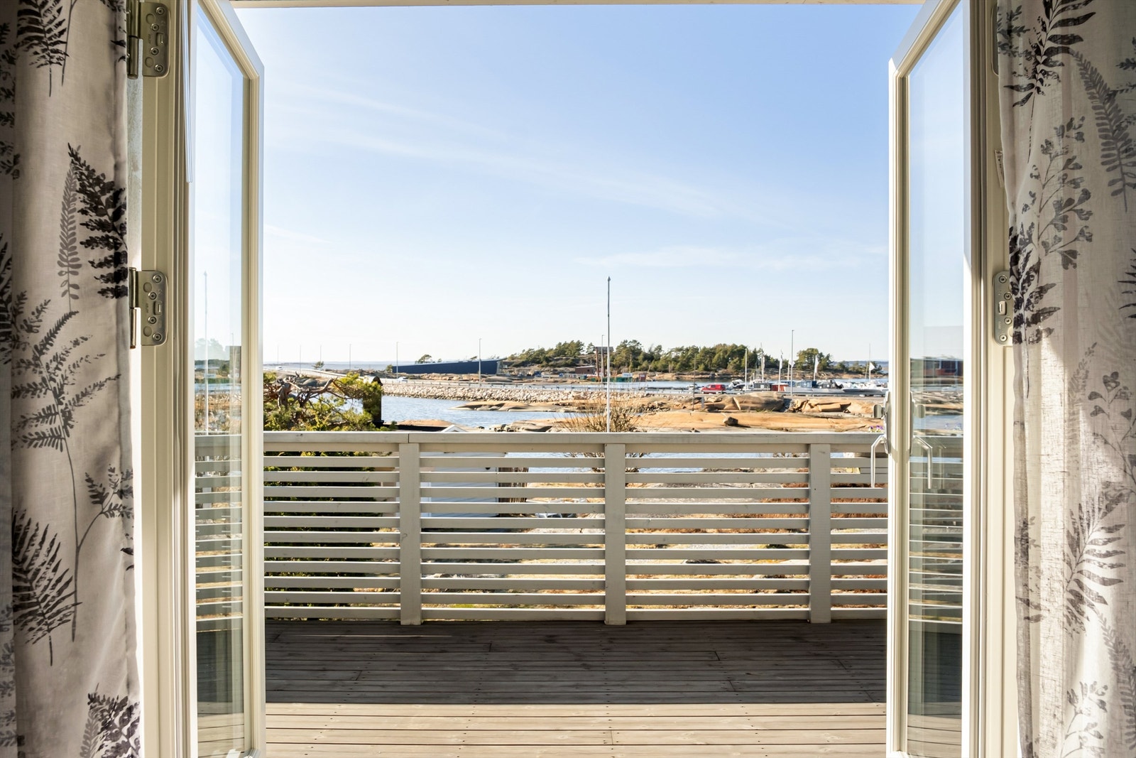 Terrassedøren bokstavelig talt åpner stuen mot utearealet og slipper havbrisen inn til stuen. Galleribilde