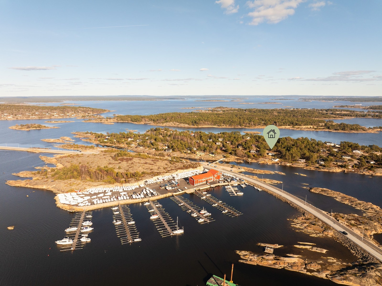 Med hytta følger båtplass av ca. 2,7 m. bredde i Hvaler båtforenings anlegg på Stokken. Årlig leie er kr. 5.800,-. Dette er et meget godt utgangspunkt for utflukter i øyriket. Galleribilde