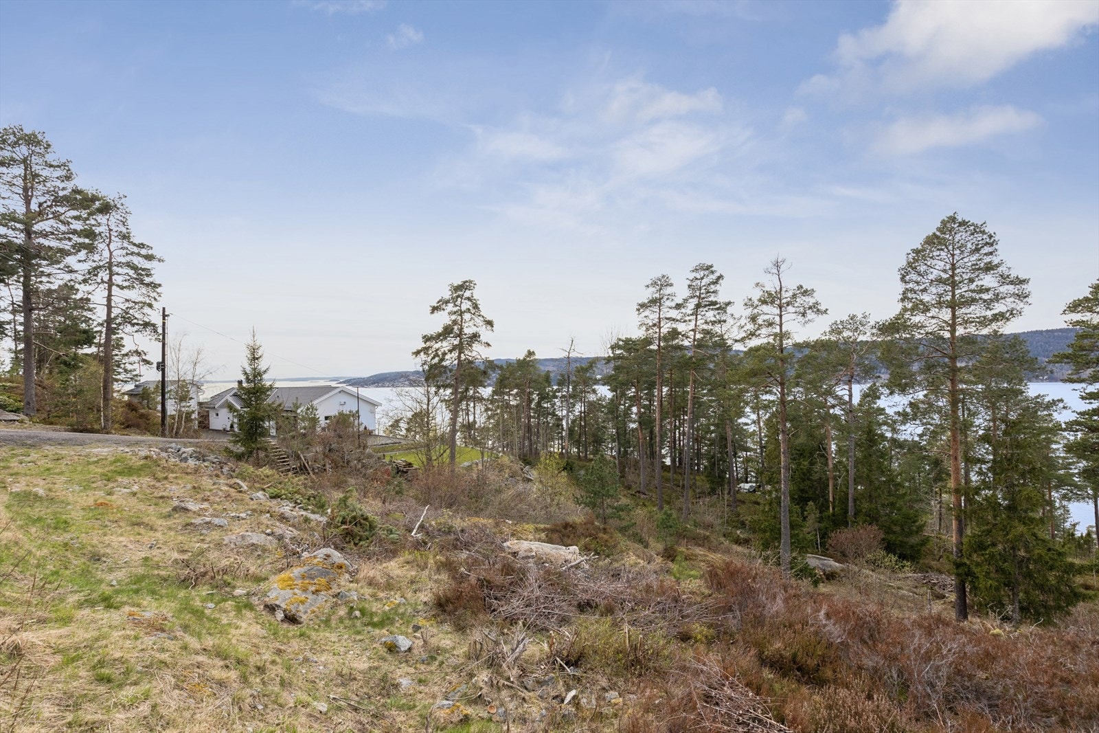 Hvitsten er et sjarmerende kystsamfunn, kjent for sin karakteristiske, hvitmalte trehusbebyggelse og rike maritime historie. Galleribilde