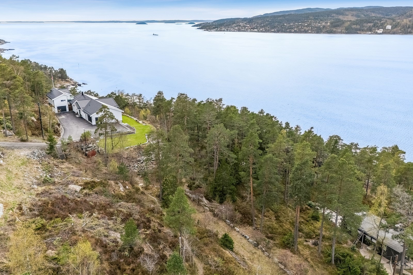 Med bil tar det rundt 35 minutter til Oslo. Fra Vestby stasjon, en 10 minutters kjøretur unna, er reisetiden med tog til Oslo S cirka 23 minutter. Galleribilde