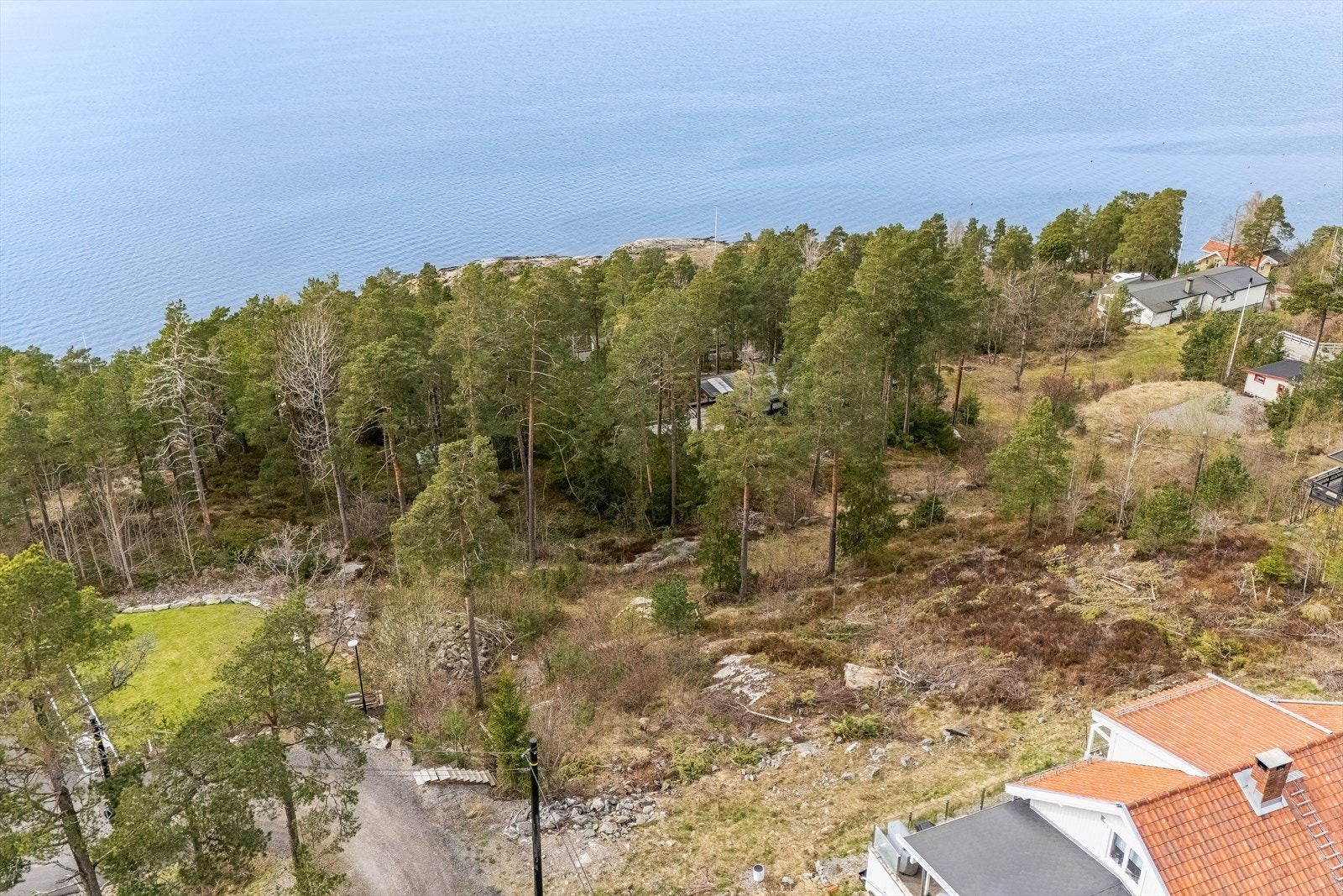 I umiddelbar nærhet finner du vernede sjøboder, bryggeanlegg og en seilforening som bidrar til det stemningsfulle kystmiljøet. Galleribilde