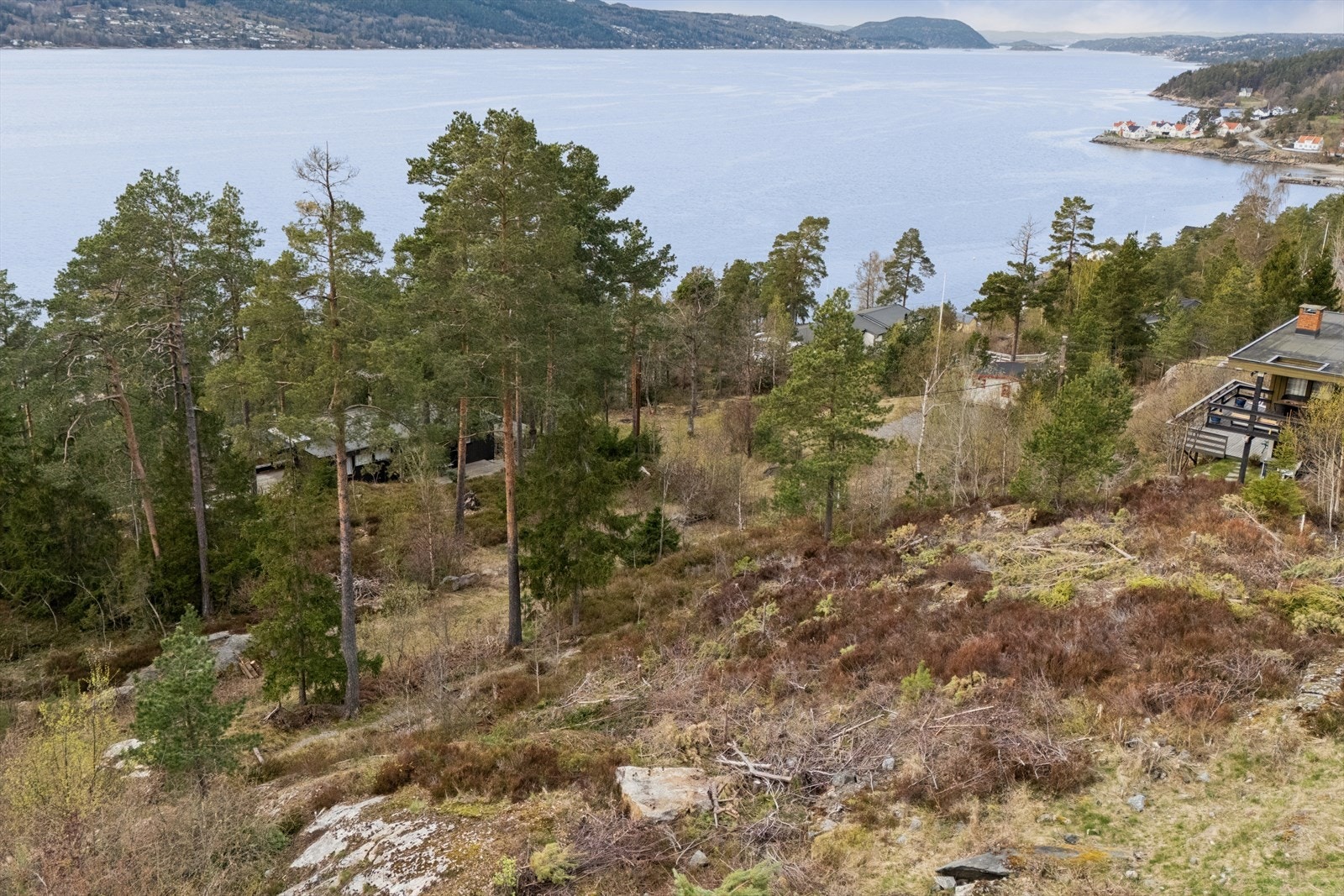 Tomten er regulert for fritidsbebyggelse, noe som gir et solid utgangspunkt for å realisere en hytte med nærhet til Oslofjorden. Galleribilde