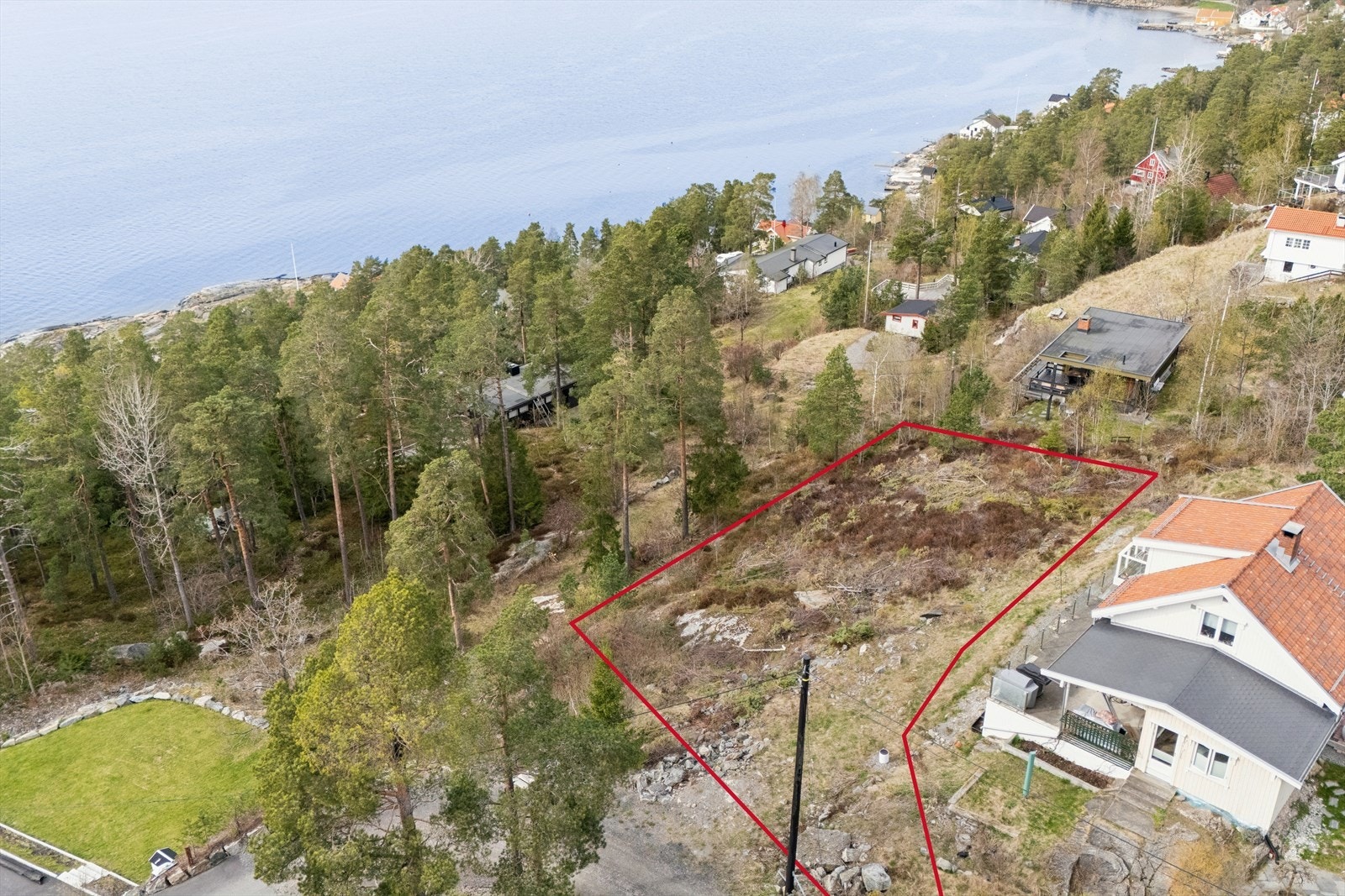 Velkommen til denne fantastiske tomten i Strandveien! Her i idylliske Hvitsten ligger denne tomten med en særdeles attraktiv beliggenhet ved Oslofjorden. Galleribilde