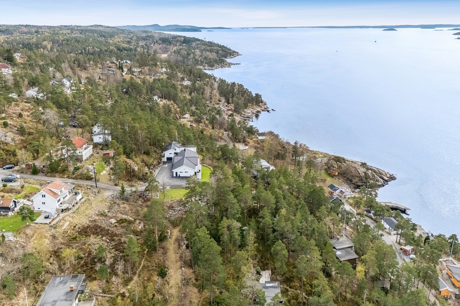 Med en reisetid på rundt 23 minutter med tog fra Vestby til Oslo S, er beliggenheten også praktisk for pendlere. Galleribilde