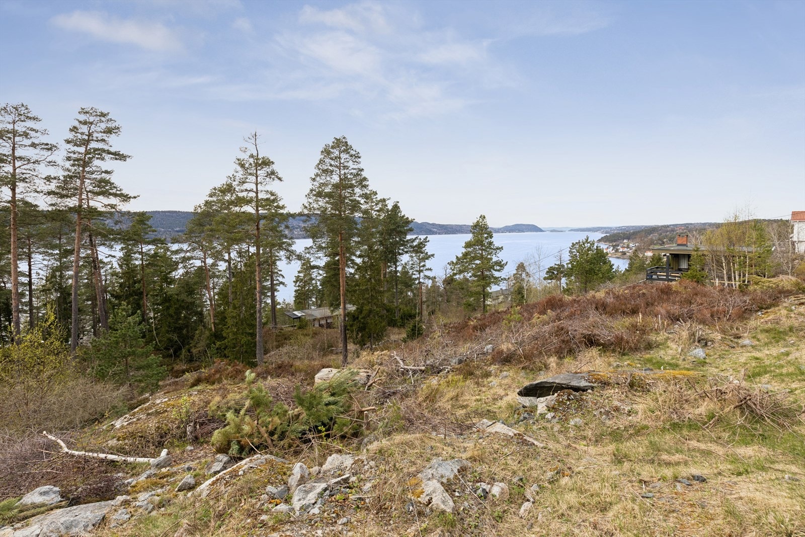 Fra tomten er det kort vei til flere populære badestrender, blant annet Hvitsten strand og Emmerstadbukta med sandstrender og svaberg. Galleribilde