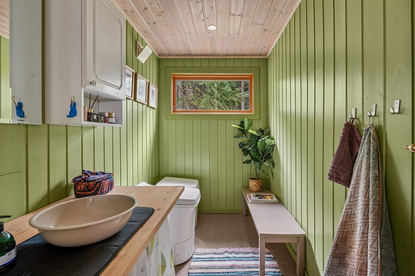 Lunt toalettrom med naturlig lys. Galleribilde