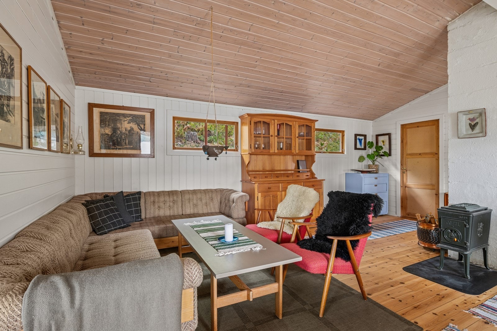 Stue med vedovn som naturlig samlingspunkt og god plass til avslapning. Galleribilde