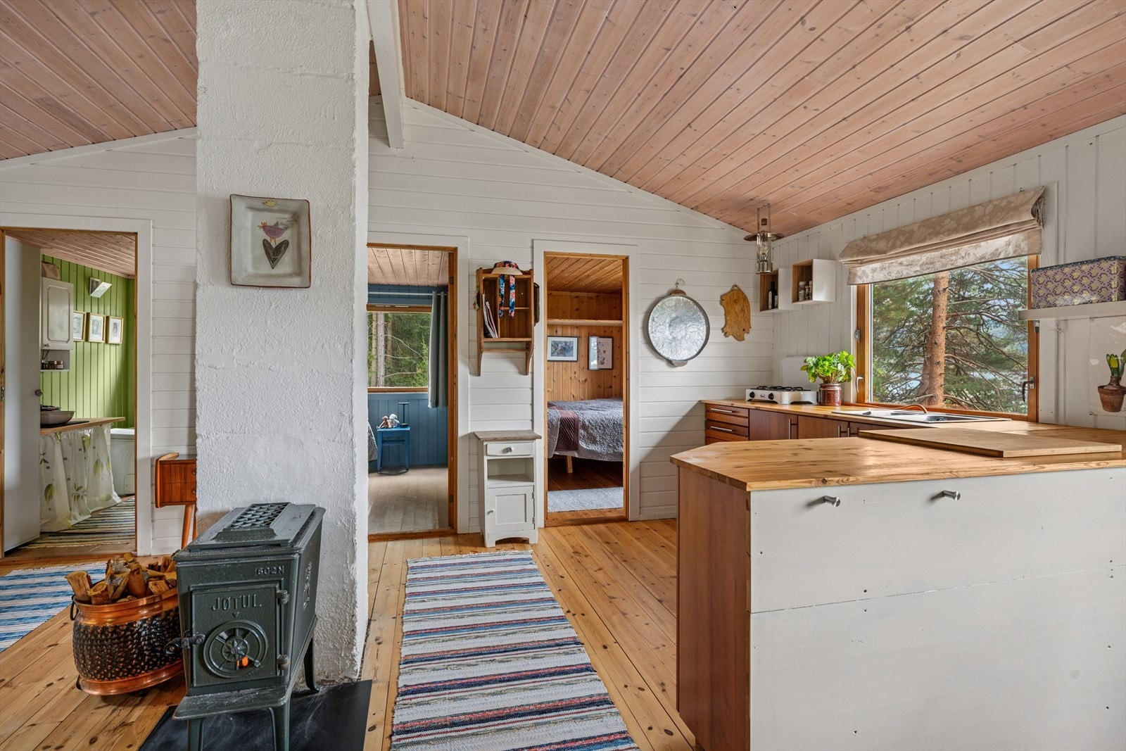 Åpen og innbydende løsning med vedfyring. Galleribilde