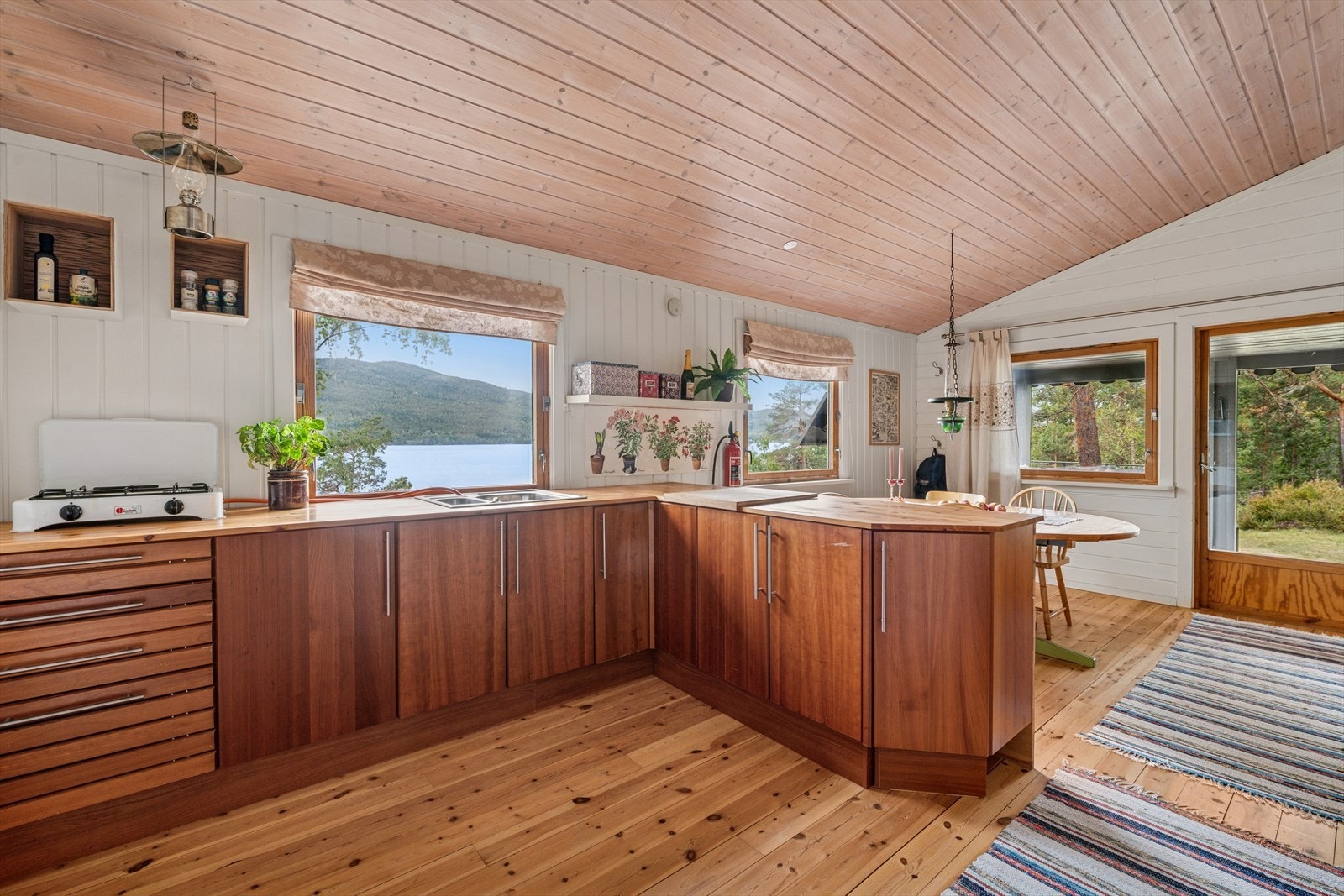 Møblert og innbydende kjøkken med innredning fra 2011 og flott utsikt mot naturen. Galleribilde