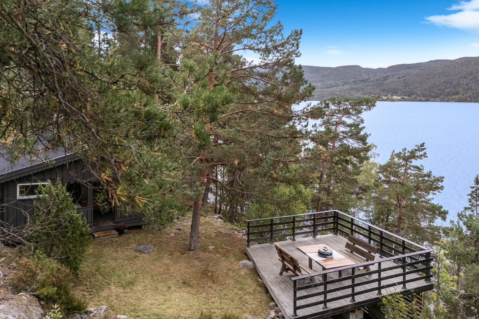 Nydelig uteområde med panoramautsikt, omgitt av skog og stillhet. Galleribilde