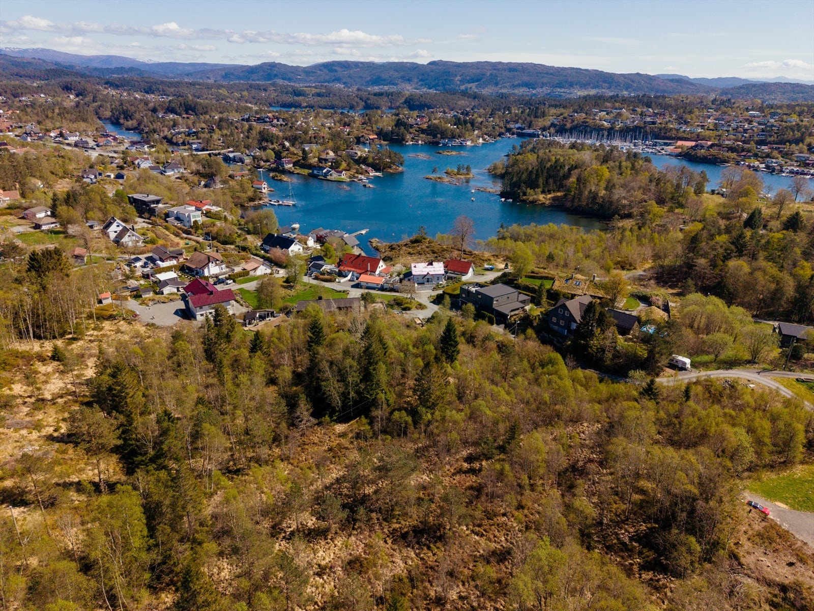 Fra boligen er det kort vei ned til sjøen og naustetomten Galleribilde