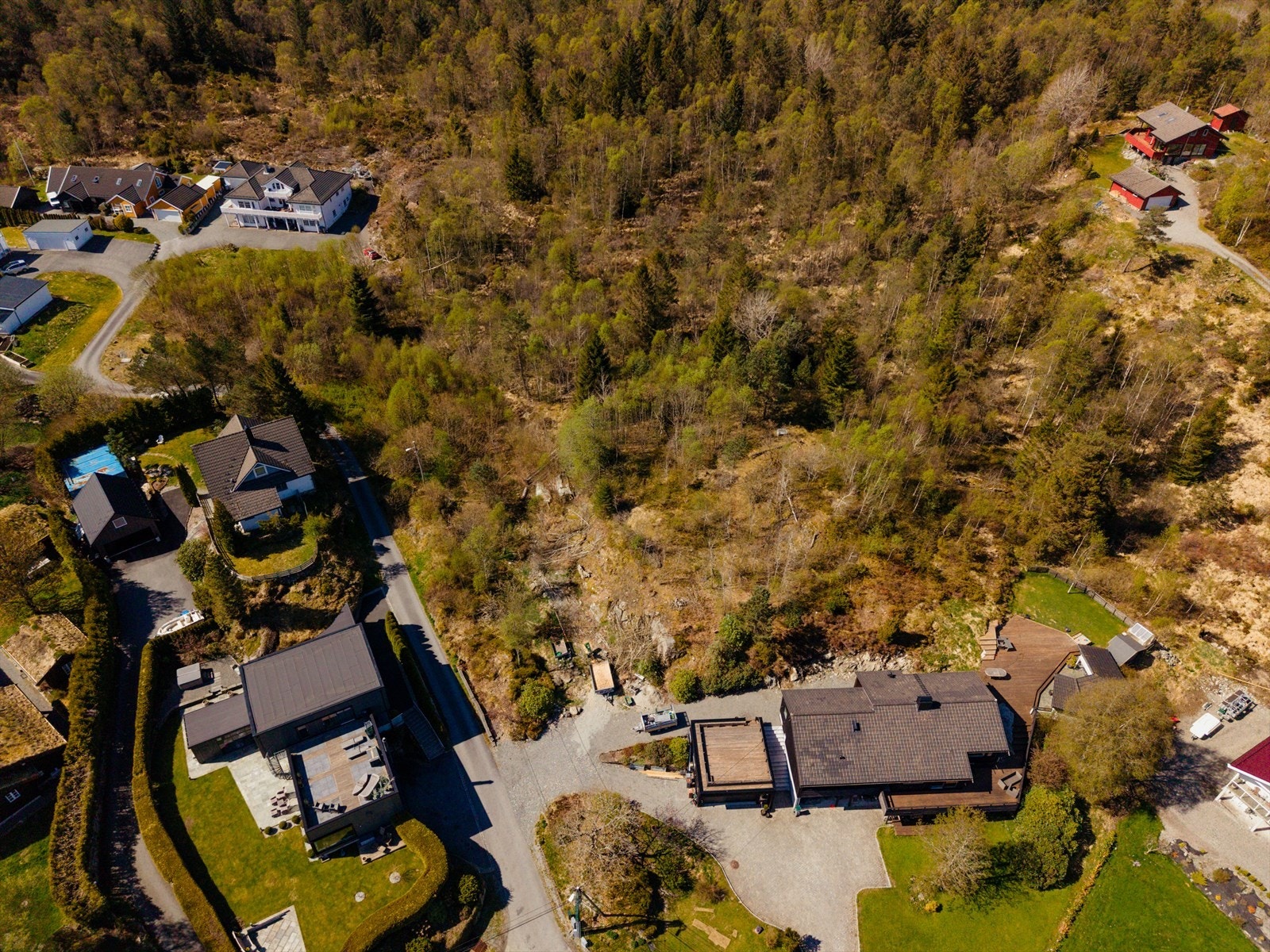 Tomten ligger på et solrikt høydedrag med fantastiske utsiktsforhold Galleribilde