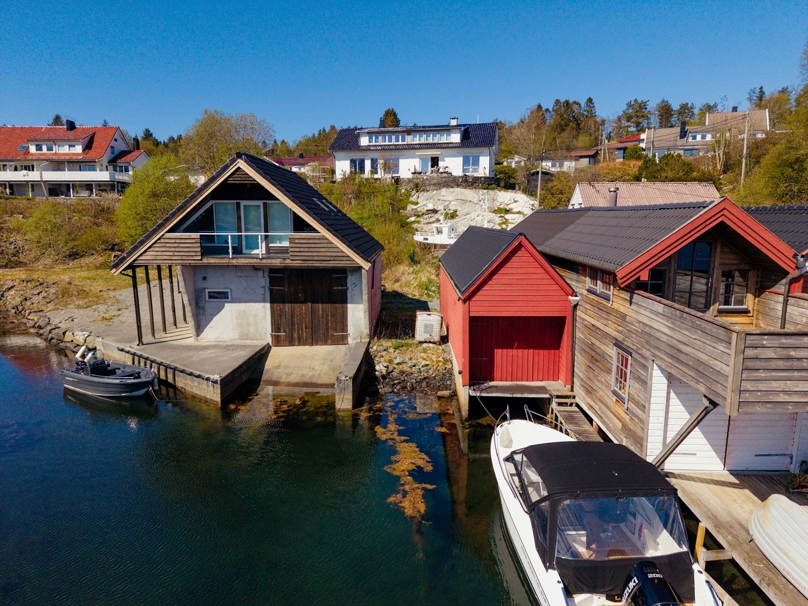 Nyt sommerdagene med en dukkert rett nedenfor eiendommen Galleribilde