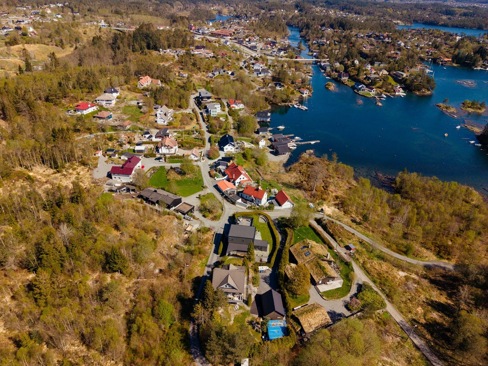 Eiendommen befinner seg i et rolig og barnevennlig nabolag uten særlig trafikk Galleribilde