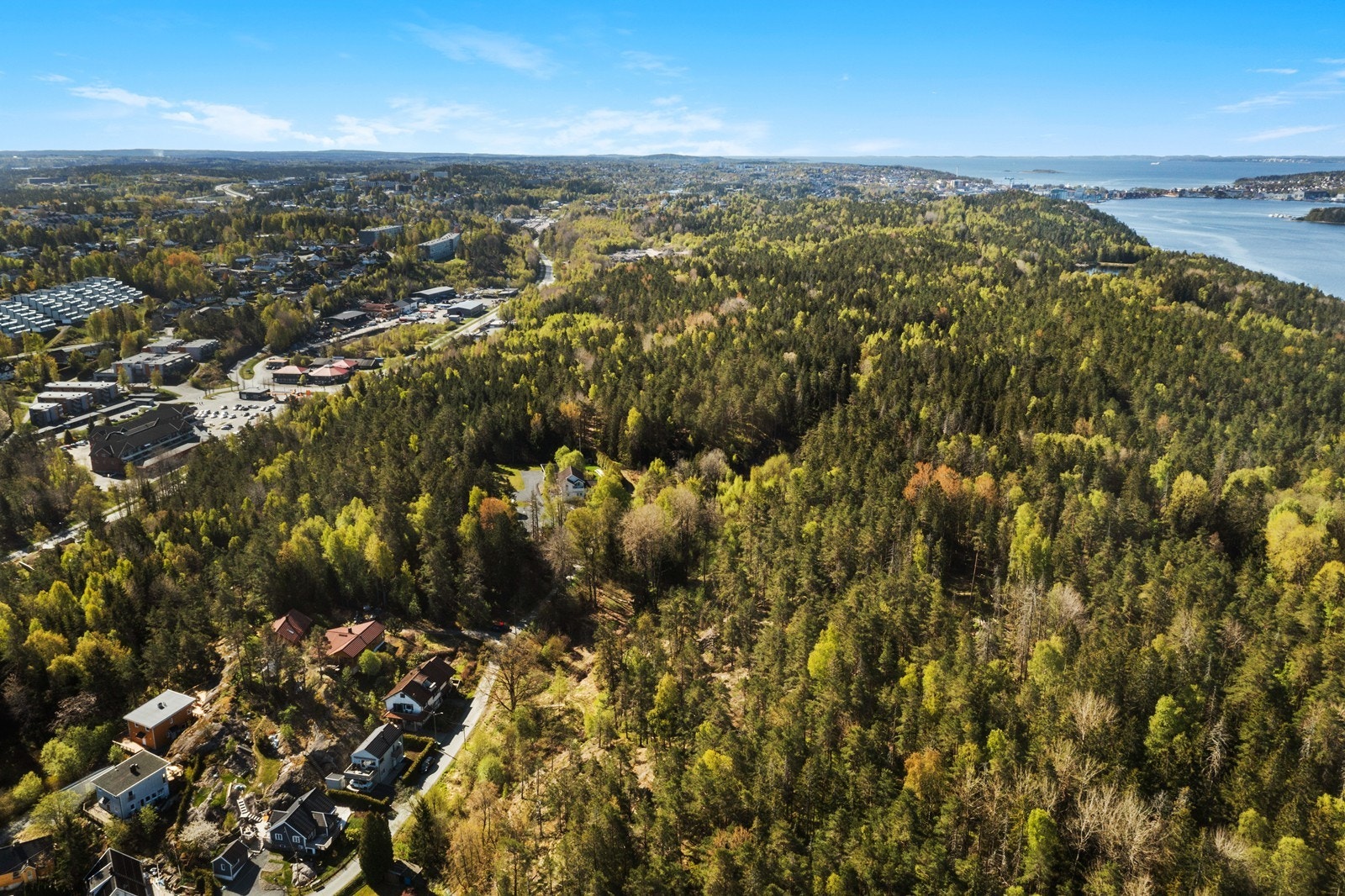 Her bor du med skogen som nærmeste nabo og kort vei til barnehager og skole. Området har gode kollektivforbindelser med buss i nærheten og tog fra Kambo stasjon, som gir enkel pendleradkomst mot Oslo. Galleribilde