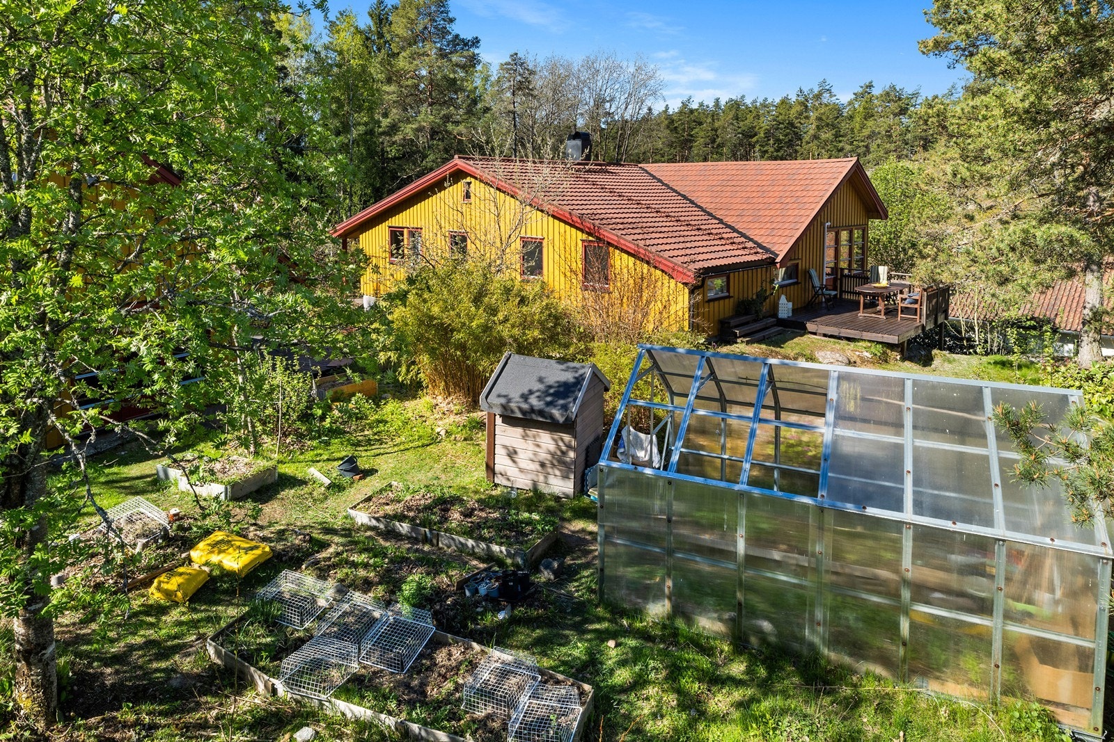 Eiendommen har en lun og koselig atmosfære, hvor uteområdene innbyr til både rekreasjon og dyrking. Drivhus medfølger ikke. Galleribilde