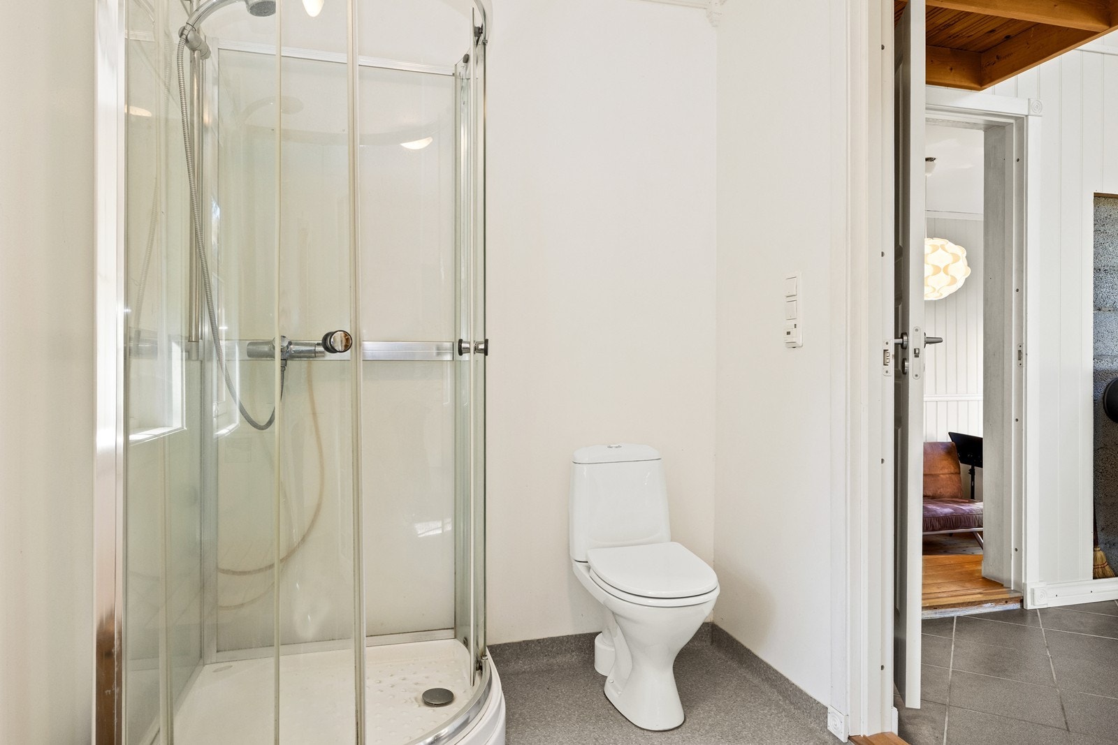 Badet har belegg på gulv med varmekabler, tolaett, og dusjkabinett. Galleribilde