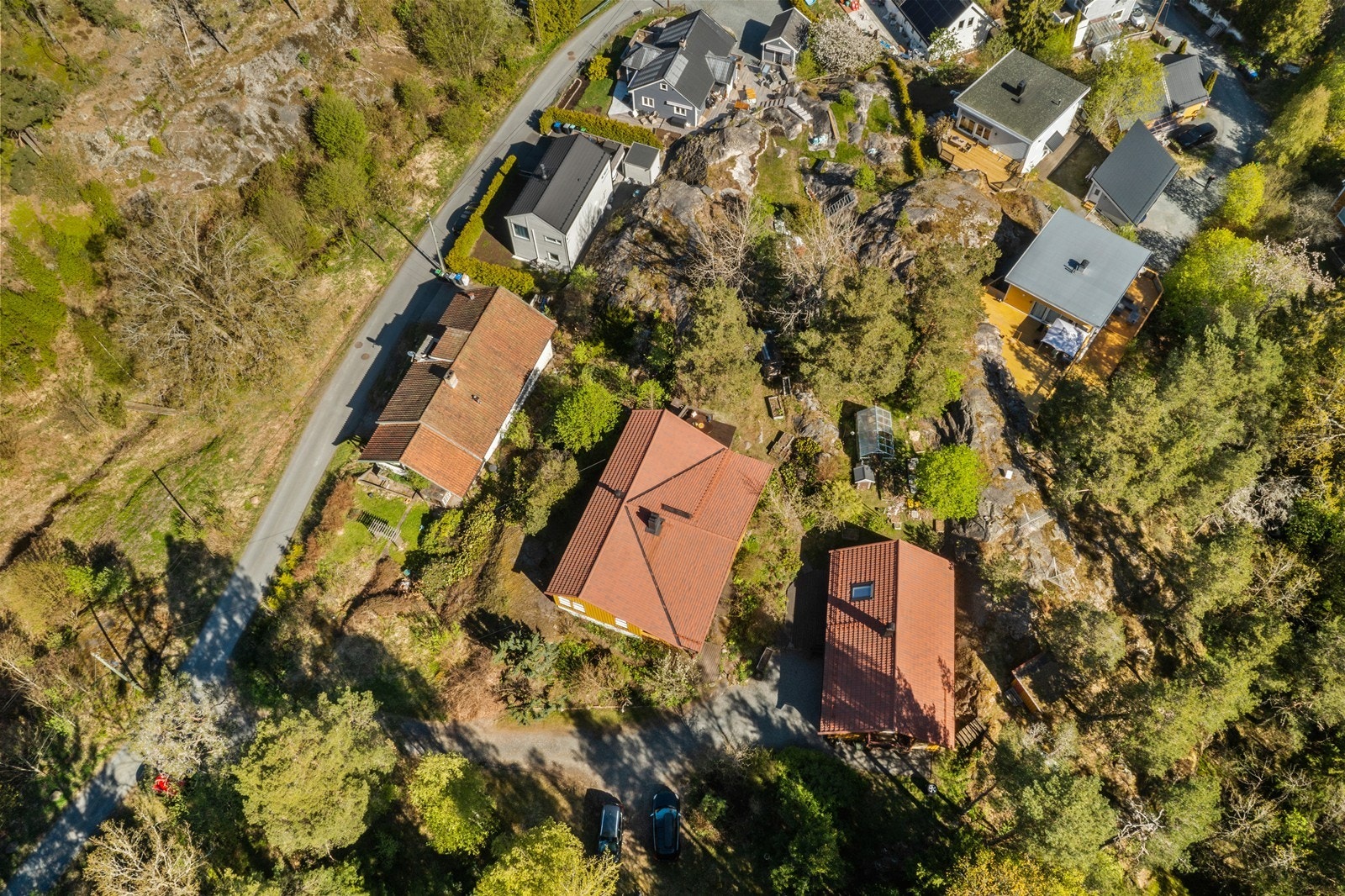 Eiendommen har en rolig og skjermet beliggenhet, omgitt av hyggelige uteområder. Galleribilde