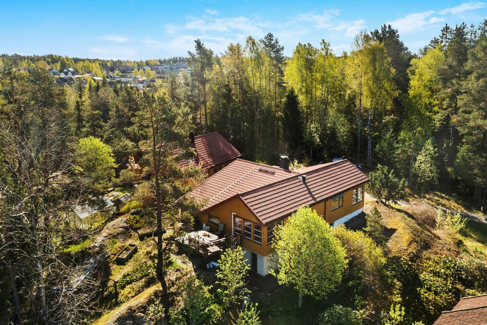 Tomten på over 1 mål er spennende opparbeidet med flere nivåer, hyggelige uteplasser og beplantning. Galleribilde