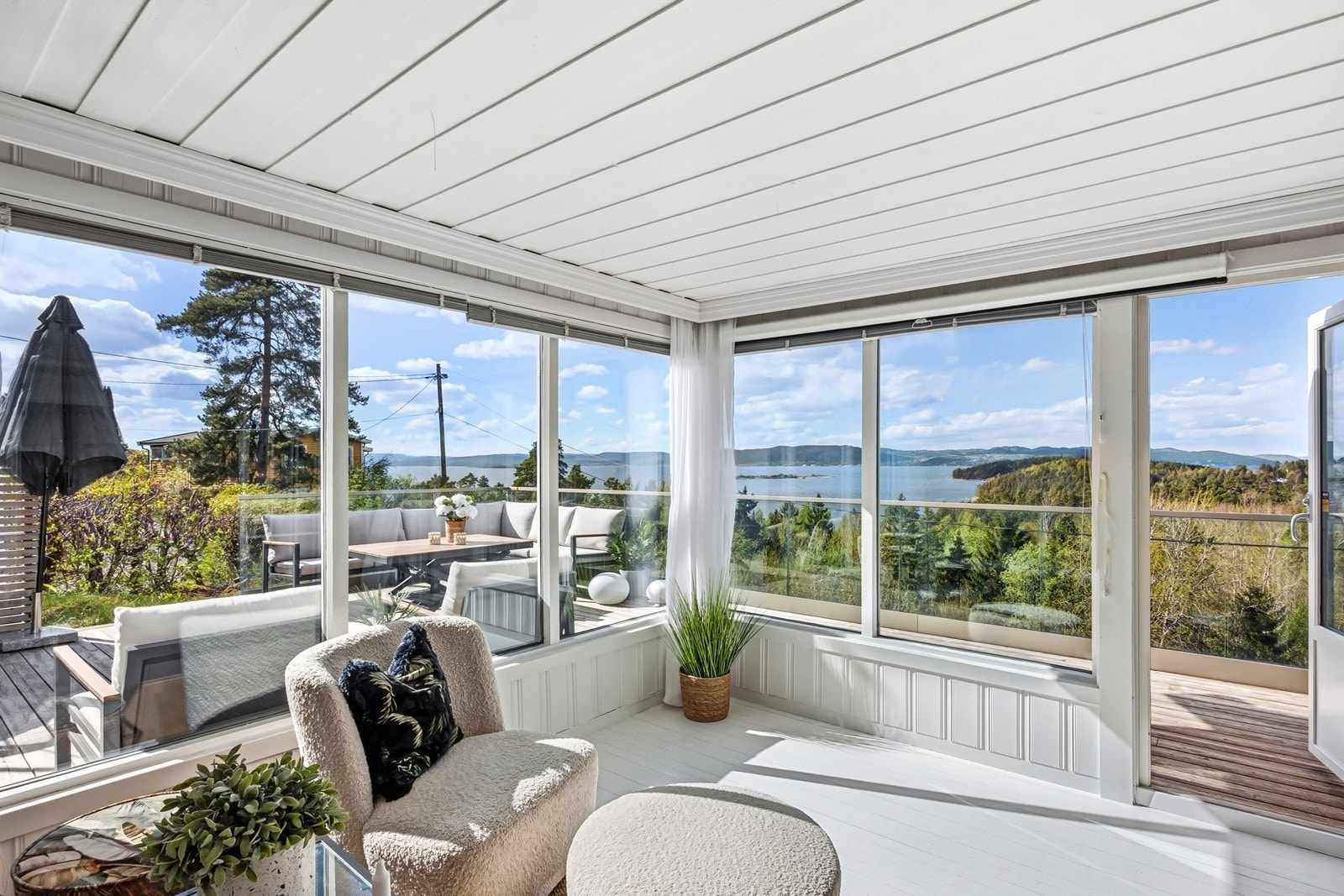 Store vindusflater slipper utsikten langt inn i rommet og gir nydelig lyssetting både dag og kveld. Galleribilde