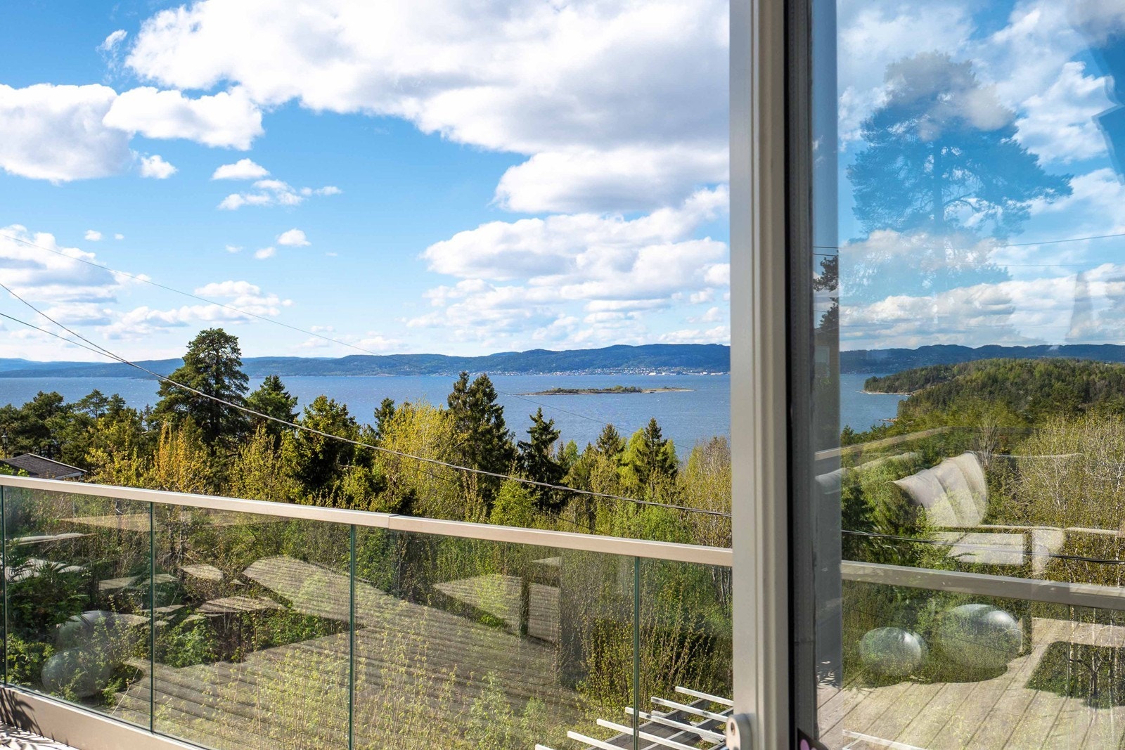 La døren stå åpen for en sømløs inne-ute følelse på sommerdagene. Galleribilde