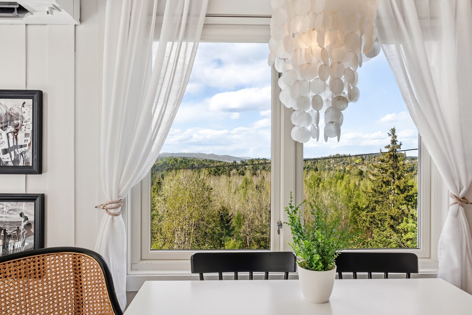 Det er idyllisk utsikt også fra kjøkken- og spisestuesonen. Galleribilde