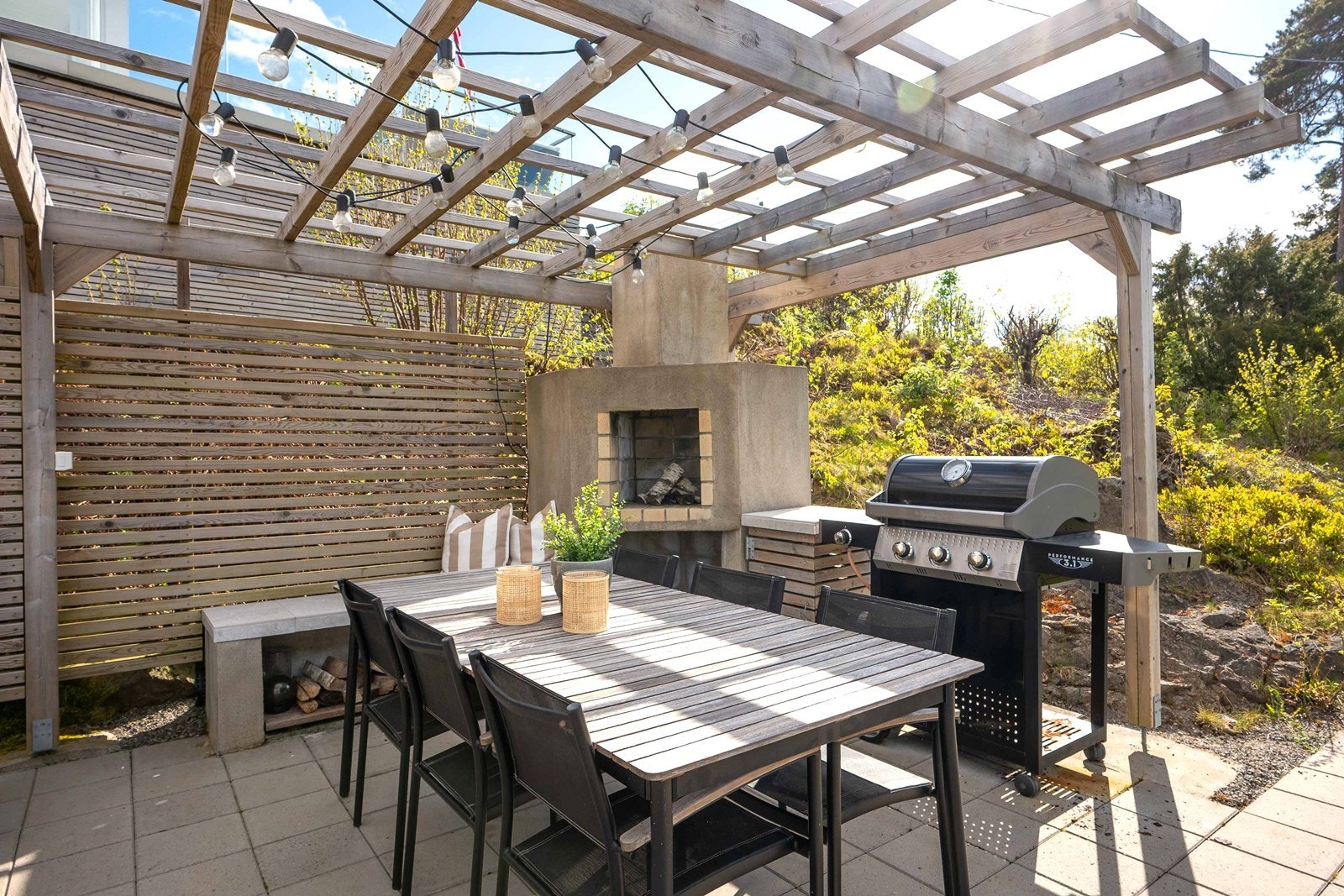 Her er også en murt utepeis med benk og naturlig plass til grill - perfekt for grillfesten! Galleribilde