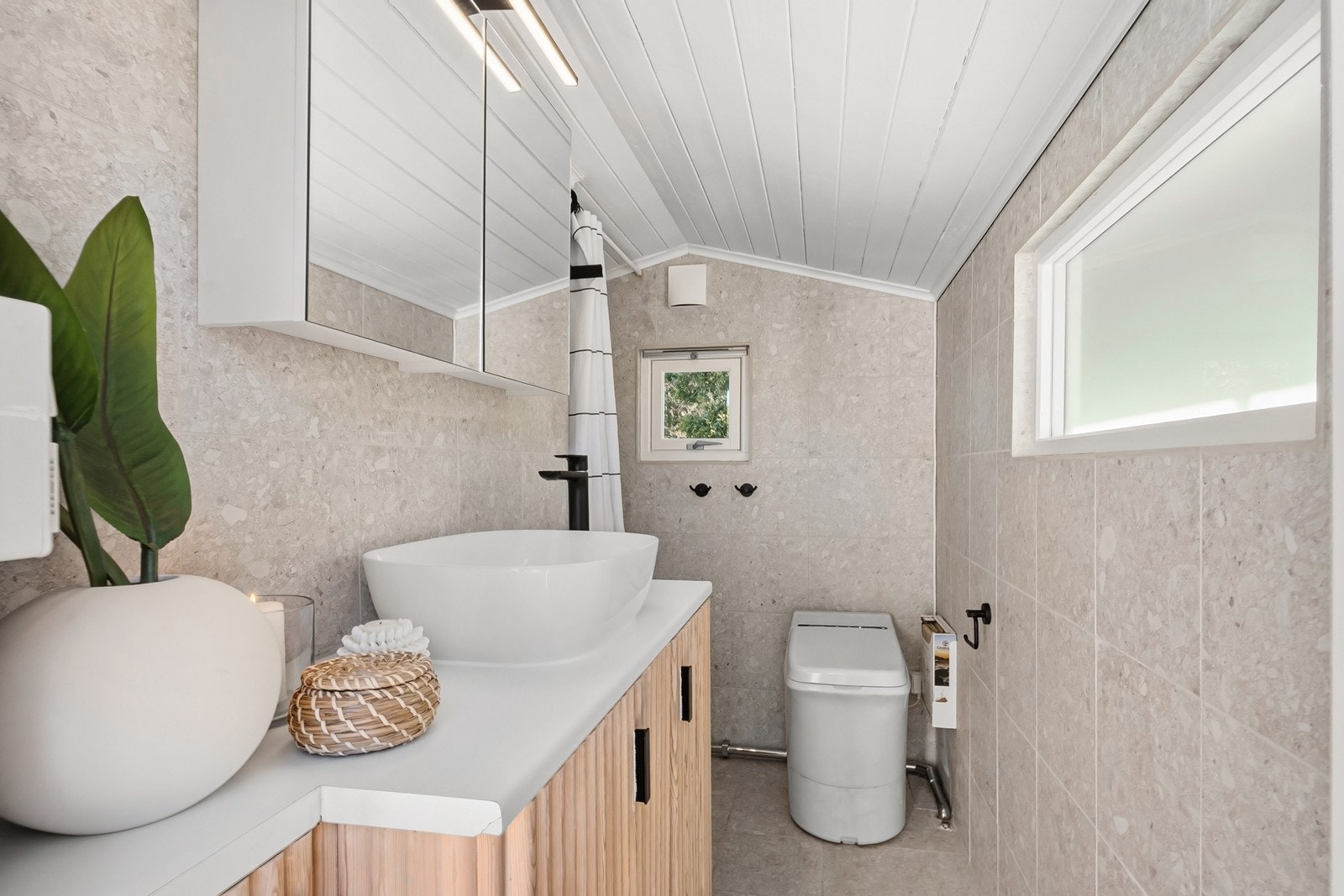 Badet ble oppgradert i 2020 fra det som var et enkelt toalettrom, og har i dag varmekabler, fliser, forbrenningstoalett type Cinderella og to vinduer for naturlig lys. Galleribilde