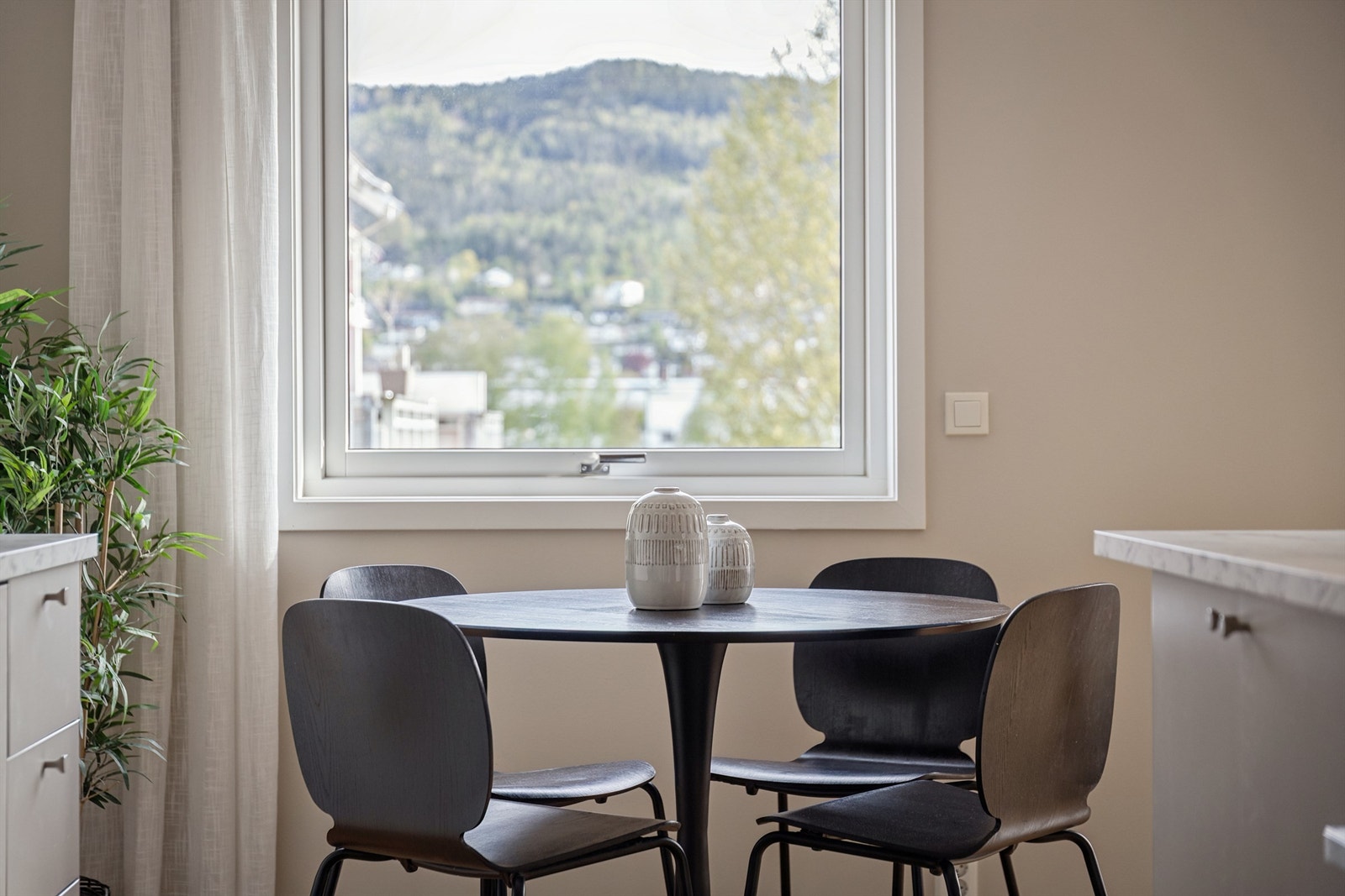 Parkett på gulv og nymalte flater gir et helhetlig samt innbydende inntrykk. Galleribilde